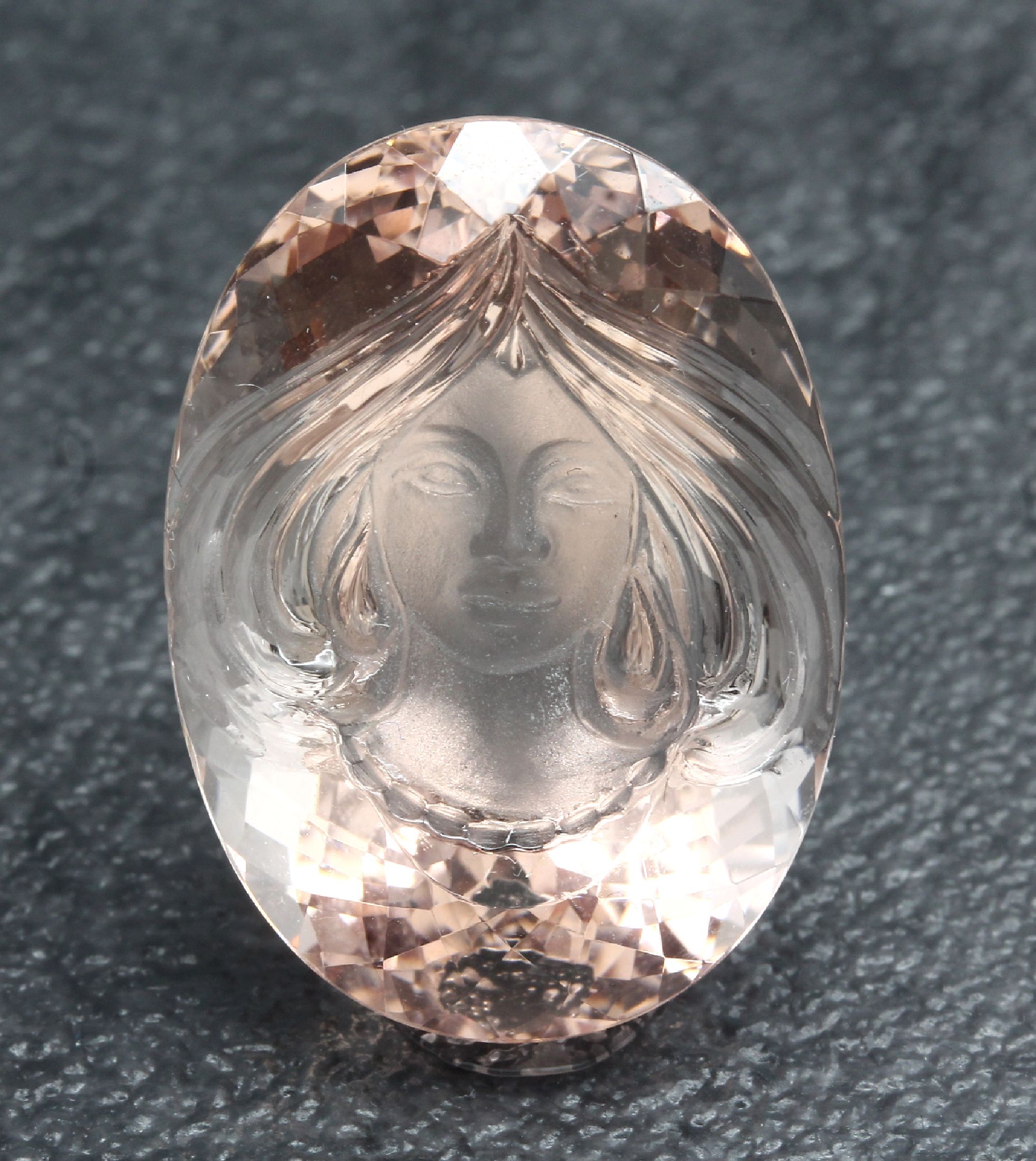 Detail c: Loser ovalfacett. Morganit, Peach, "Königinder aufgehenden Sonne", 44.19 ct, ausgefallen,schöne feine Gravur im Intaglioschnitt, rs. ...