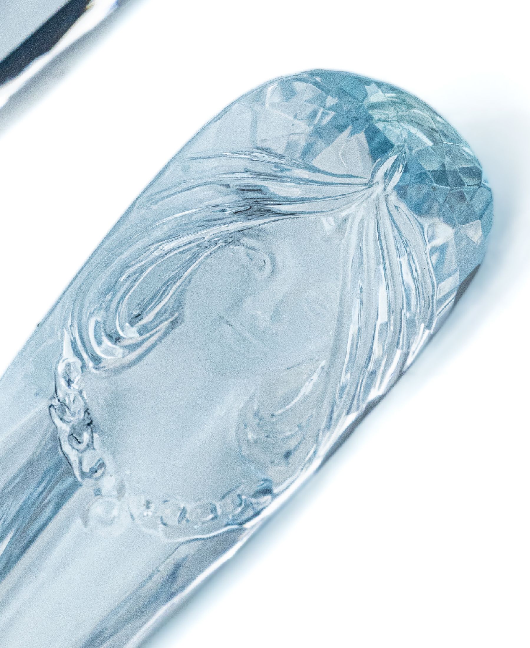 Detail a: Lot 3 lose facett. Aquamarintropfen, 58.45 ct,"Aphrodite, die Schaumgeborenen", ausgespro- chen schöne und feine Gravur im Intaglio- ...