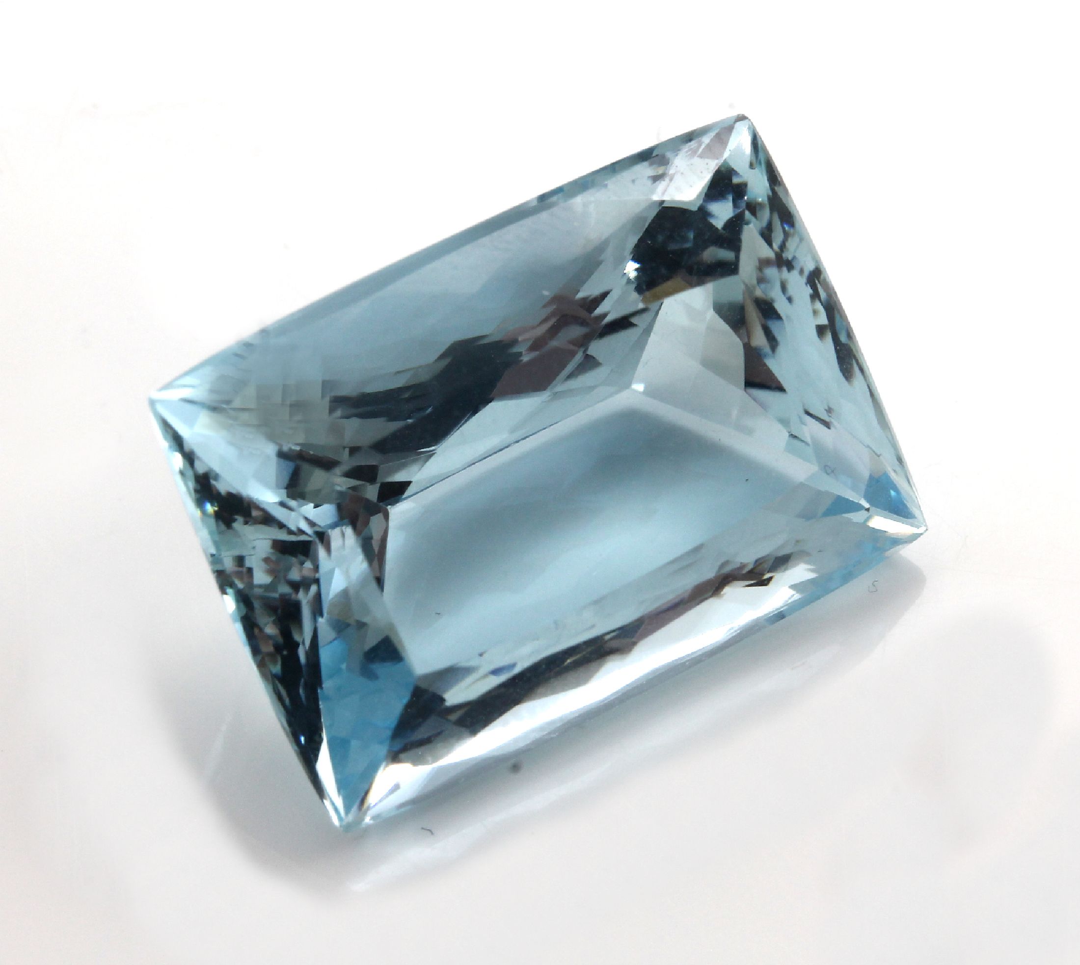 Loser facett. Aquamarin, 26.30 ct, rechteckig, schöne Farbe, im Scherenschliff, ca. 21.5 x 15.4 x 11.3 mm