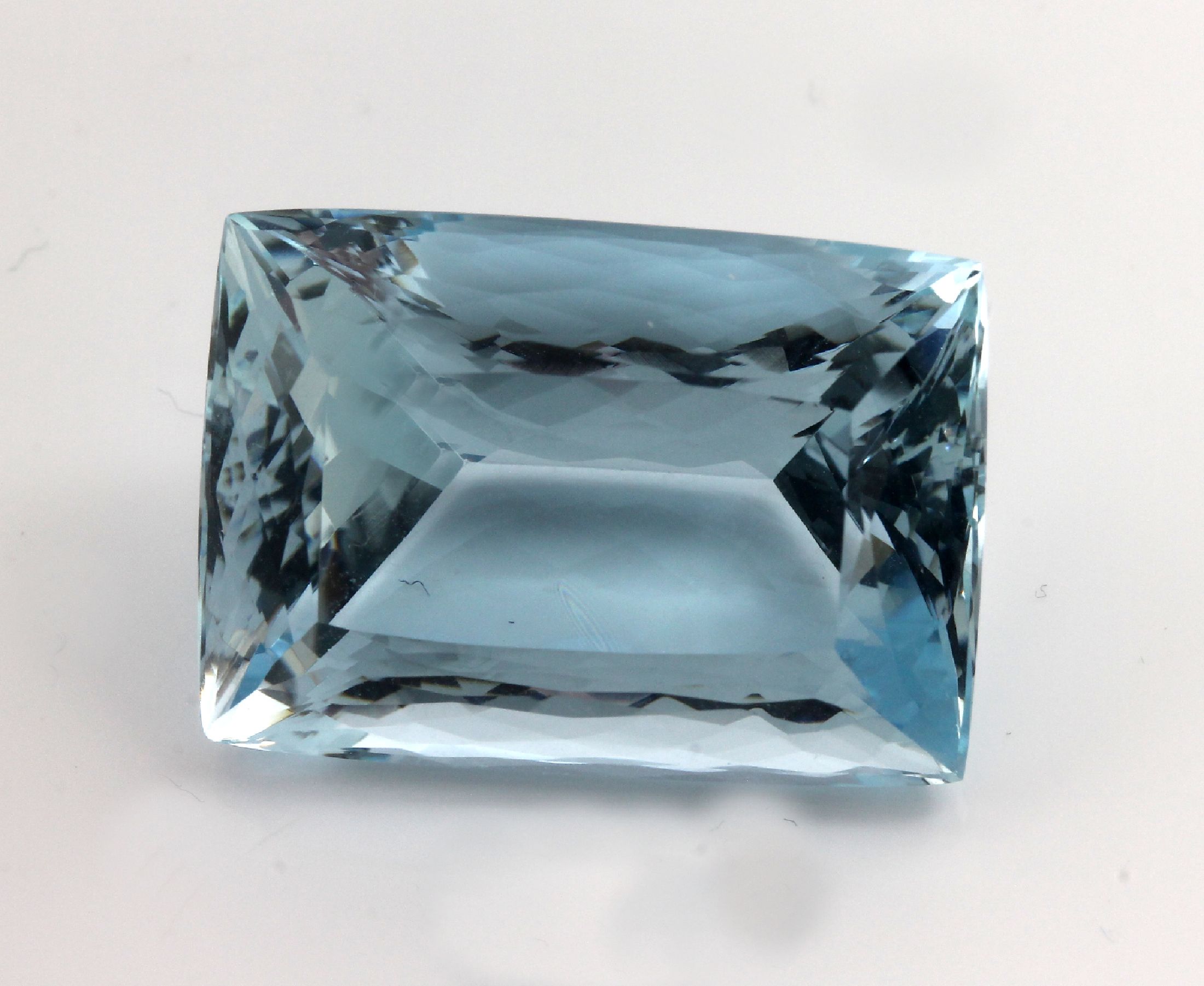 Detail a: Loser facett. Aquamarin, 26.30 ct, rechteckig, schöne Farbe, im Scherenschliff, ca. 21.5 x 15.4 x 11.3 mm