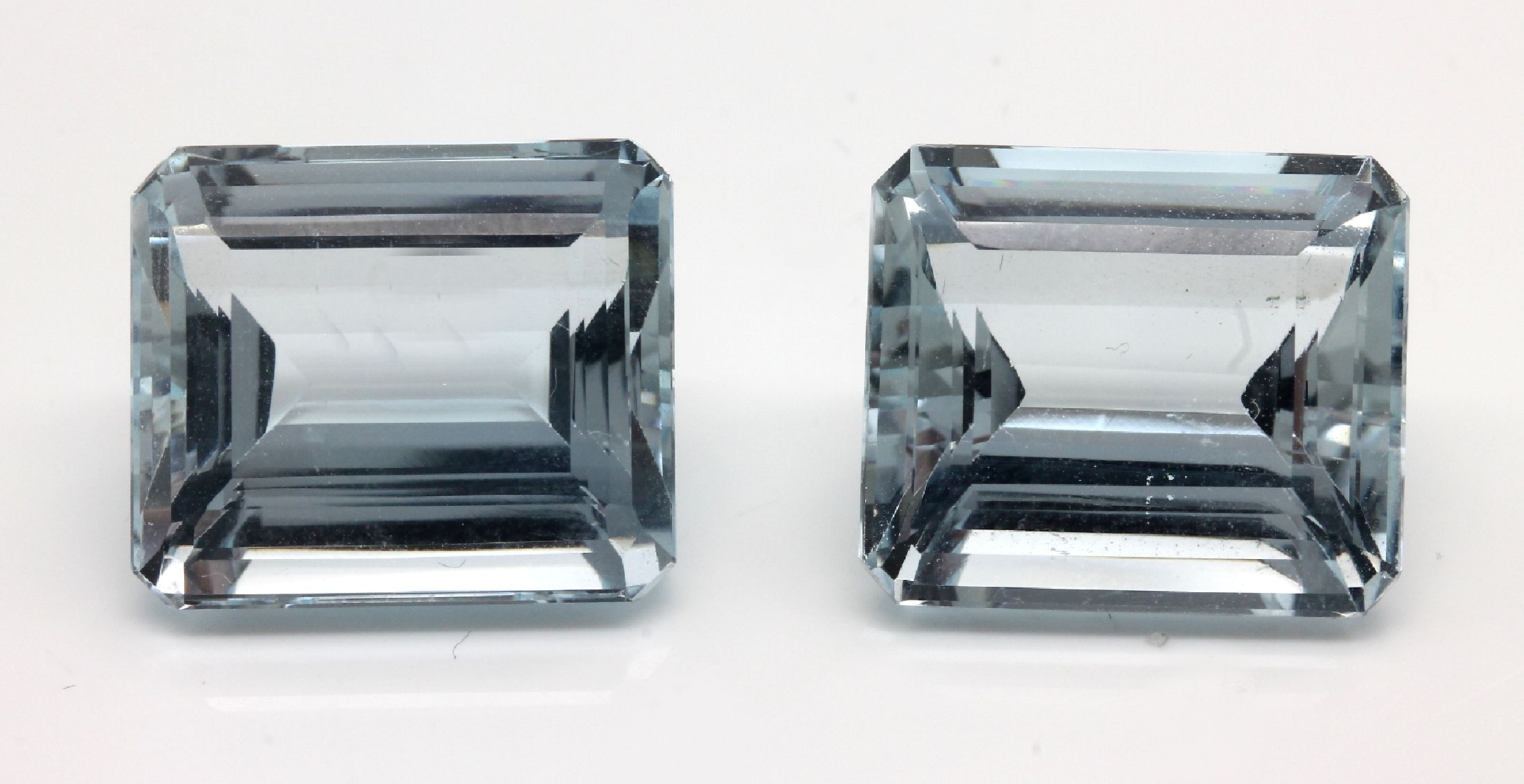 Lot 2 lose facett. Aquamarine, zus. 28.77 ct, im Treppenschliff, ca. 16.1 x 13.7 x 9.1 mm, 16.0 x 13.7 x 8.6 mm