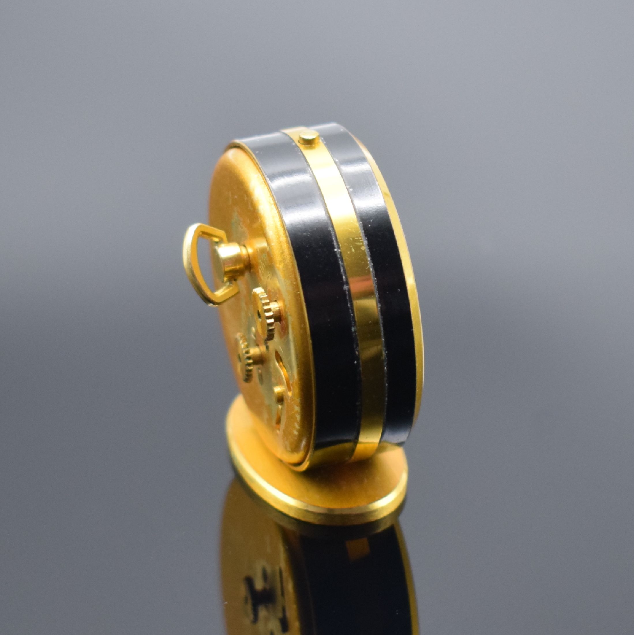 Detail a: JAEGER kleiner Tischwecker mit 8-Tagewerk, Schweiz um 1950, verg., teils schwarz lack. Gehäuse, silb. Zifferbl. m. aufges. gold. Std.-Ind., gold. ...