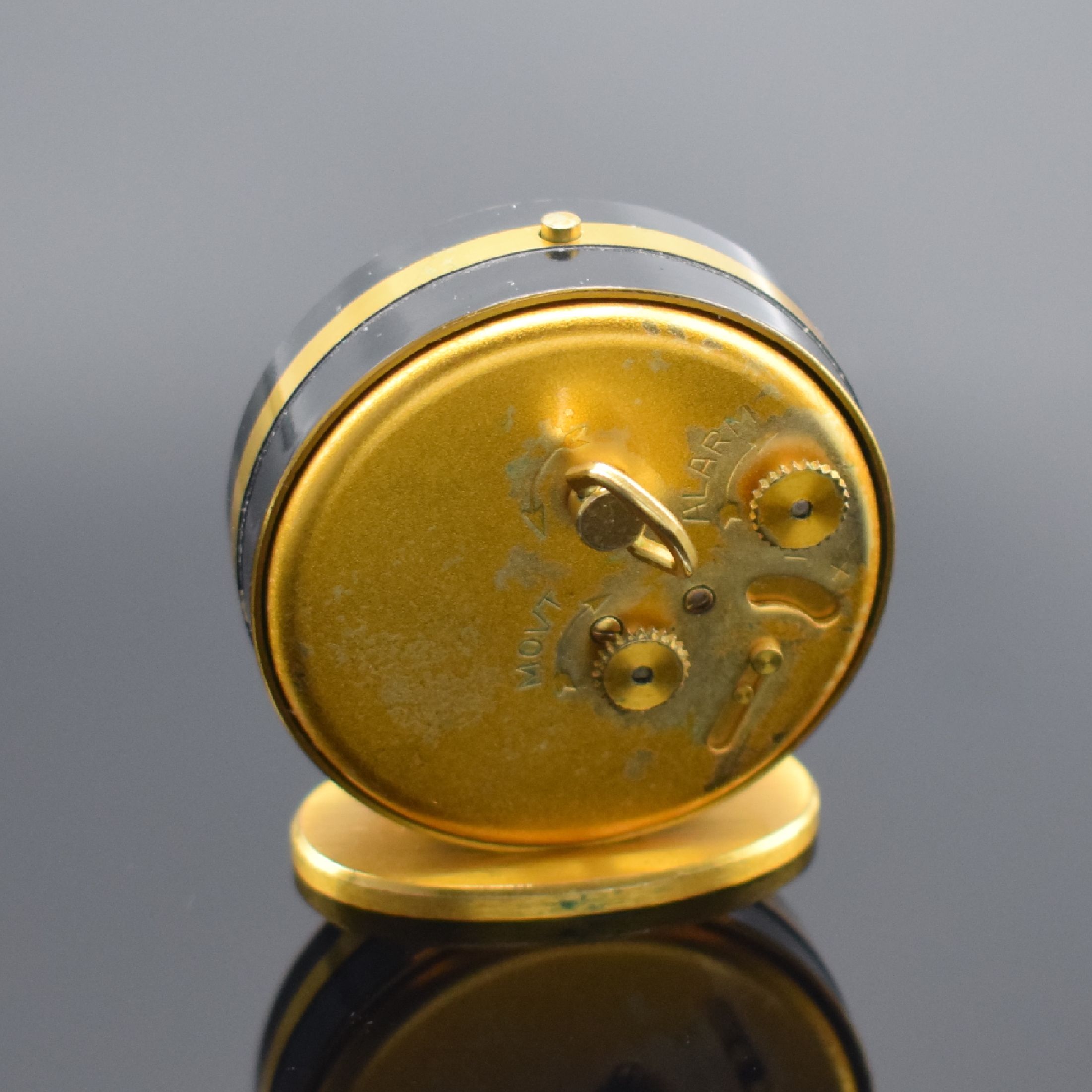 Detail b: JAEGER kleiner Tischwecker mit 8-Tagewerk, Schweiz um 1950, verg., teils schwarz lack. Gehäuse, silb. Zifferbl. m. aufges. gold. Std.-Ind., gold. ...