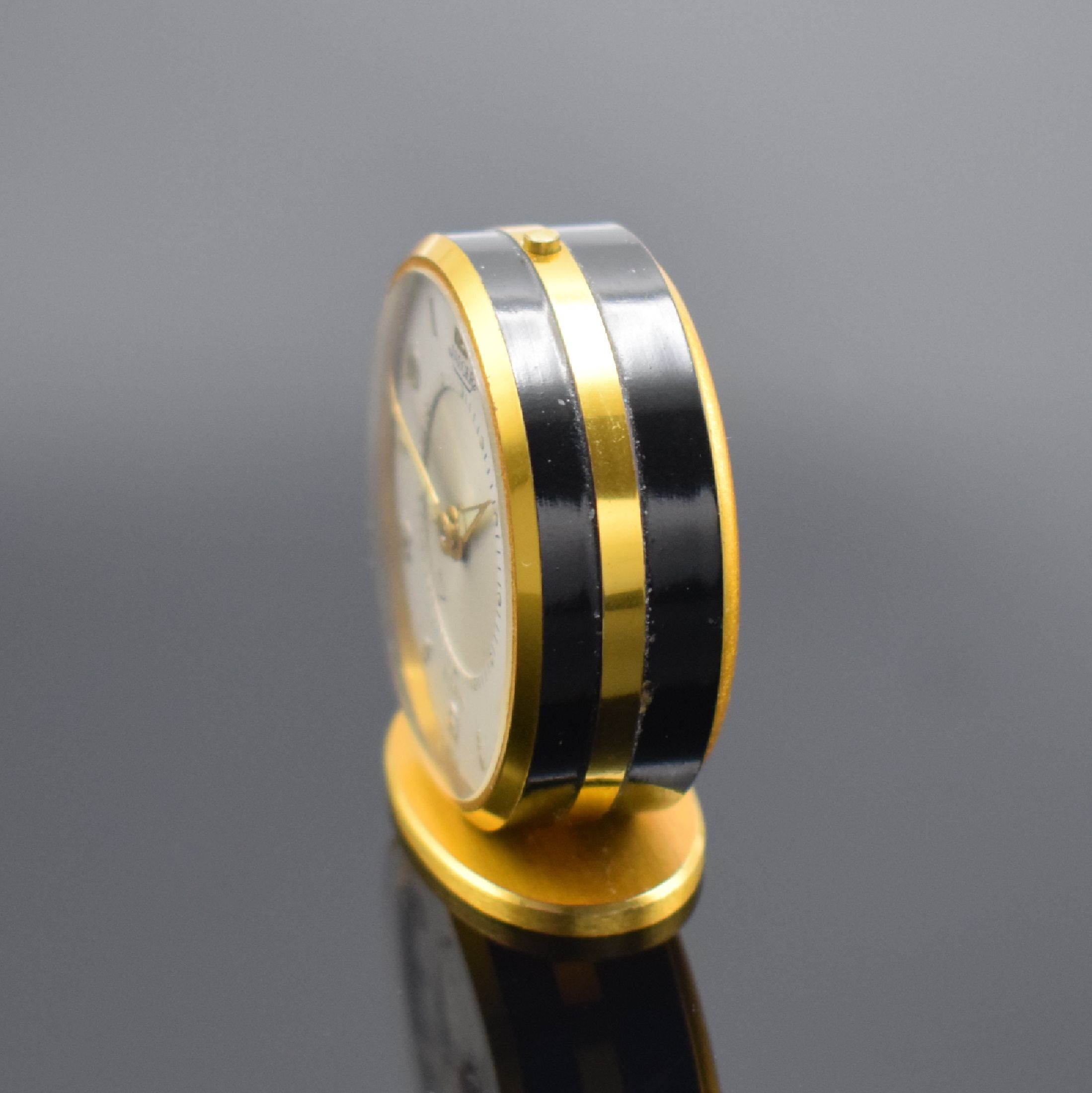 Detail c: JAEGER kleiner Tischwecker mit 8-Tagewerk, Schweiz um 1950, verg., teils schwarz lack. Gehäuse, silb. Zifferbl. m. aufges. gold. Std.-Ind., gold. ...