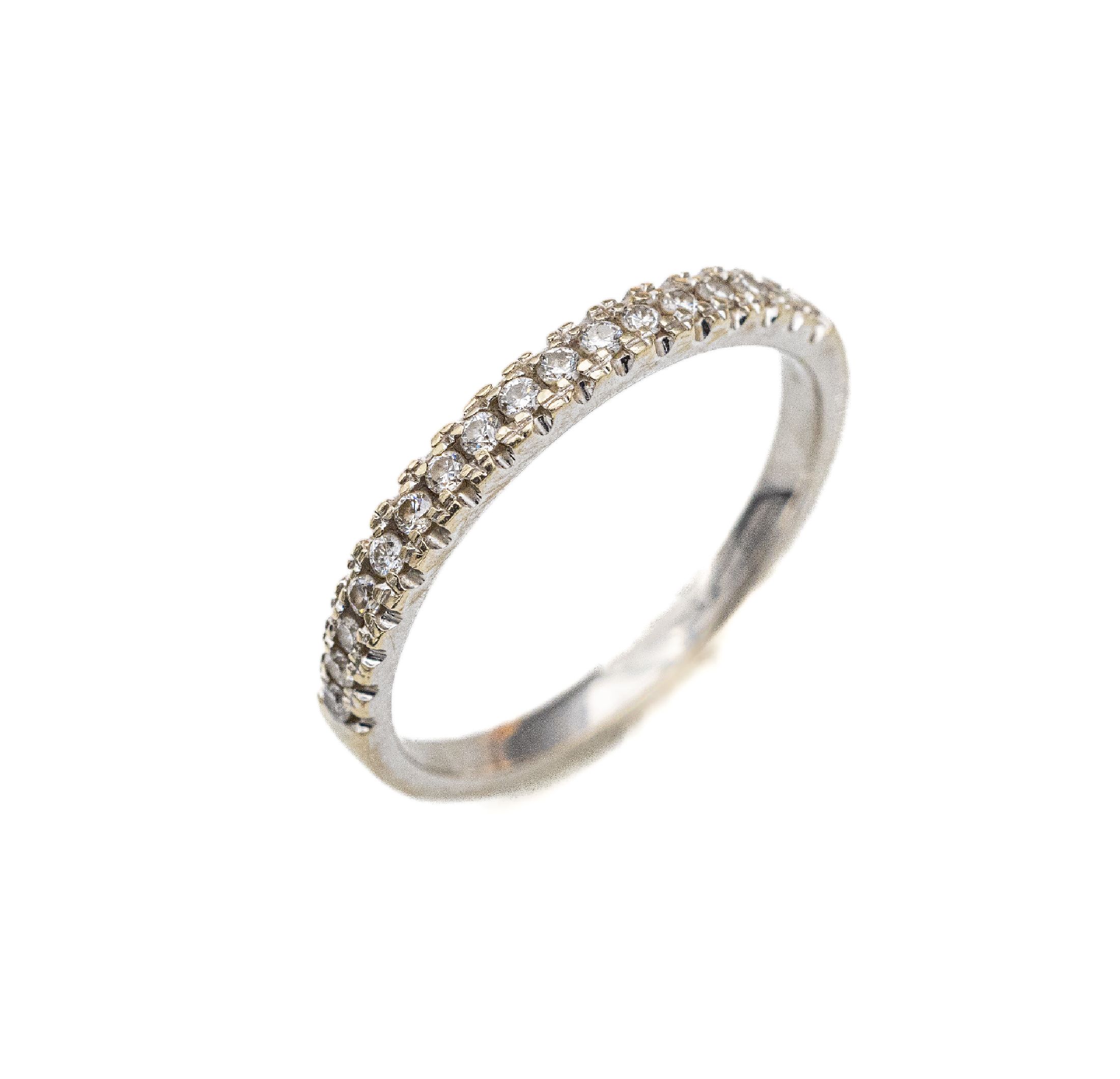 18 kt Gold Brillant-Ring, WG 750/000, 17 Brillanten zus. ca. 0.25 ct Weiß/si-p, RW 53