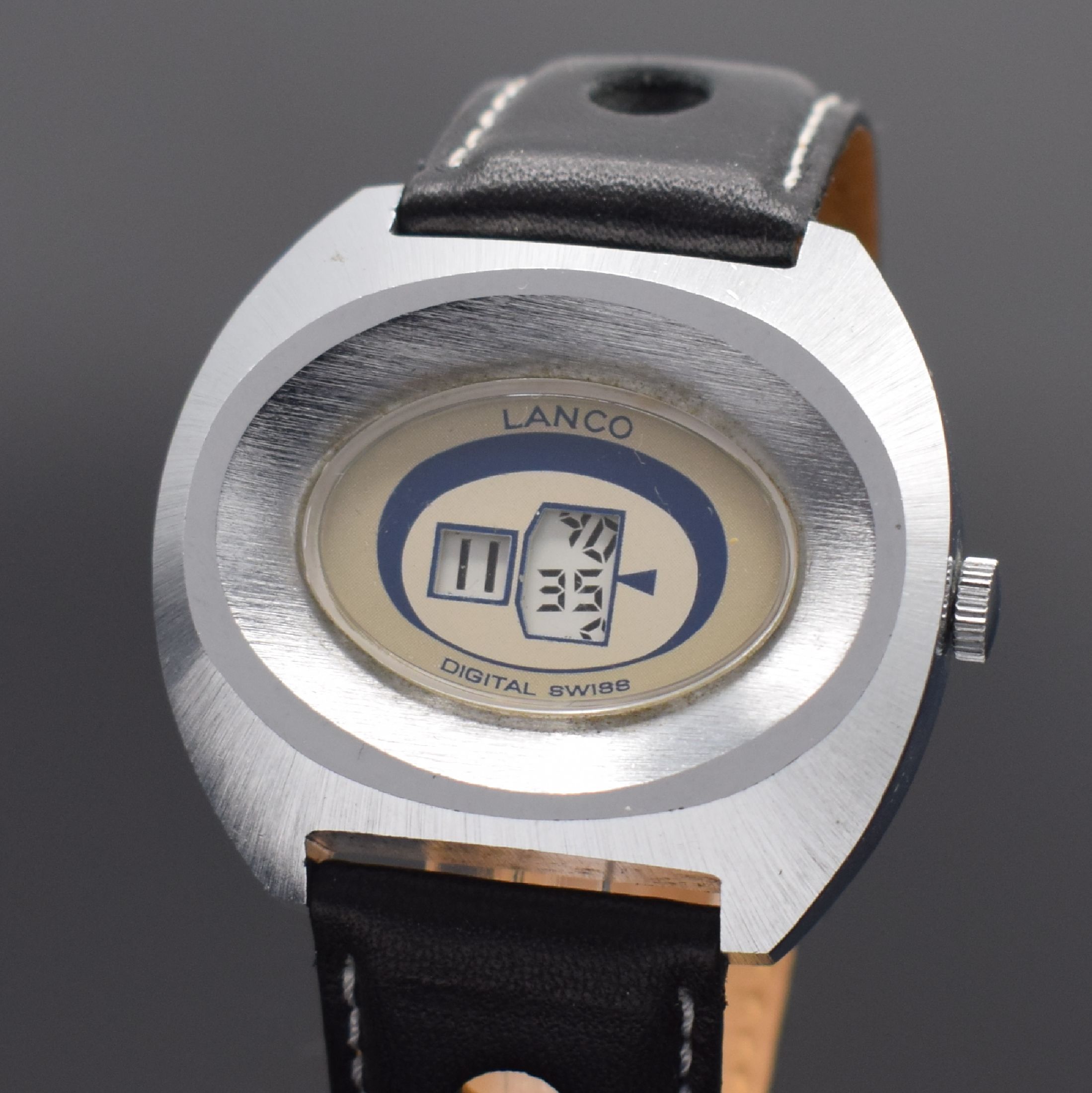 Detail a: LANCO Herrenarmbanduhr mit digitaler Anzeige, Schweiz um 1970, Handaufzug, verchr. Geh., Stahlboden aufgedr., 2-farb. Zifferbl. m. digit. Std. und ...