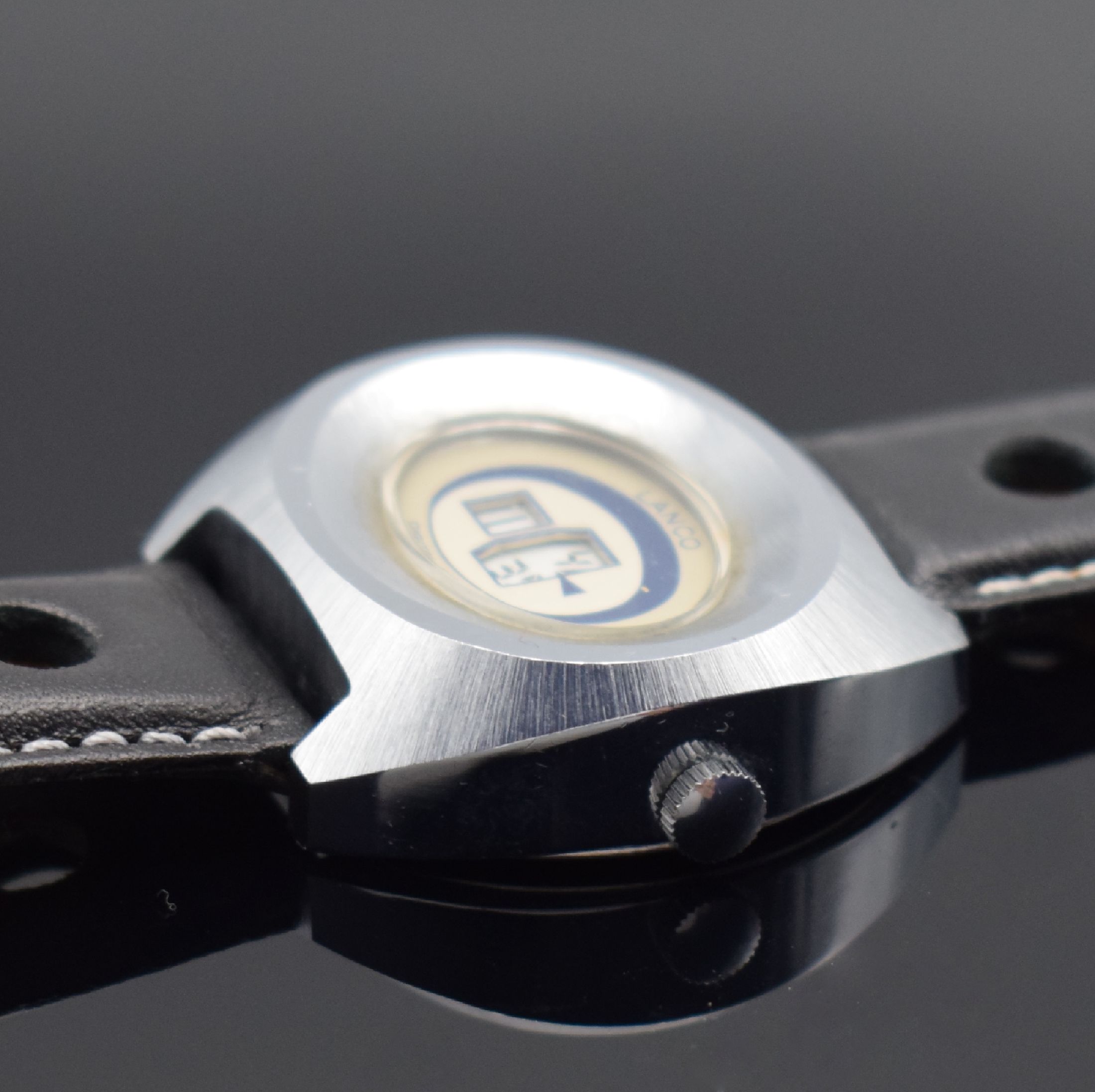 Detail b: LANCO Herrenarmbanduhr mit digitaler Anzeige, Schweiz um 1970, Handaufzug, verchr. Geh., Stahlboden aufgedr., 2-farb. Zifferbl. m. digit. Std. und ...