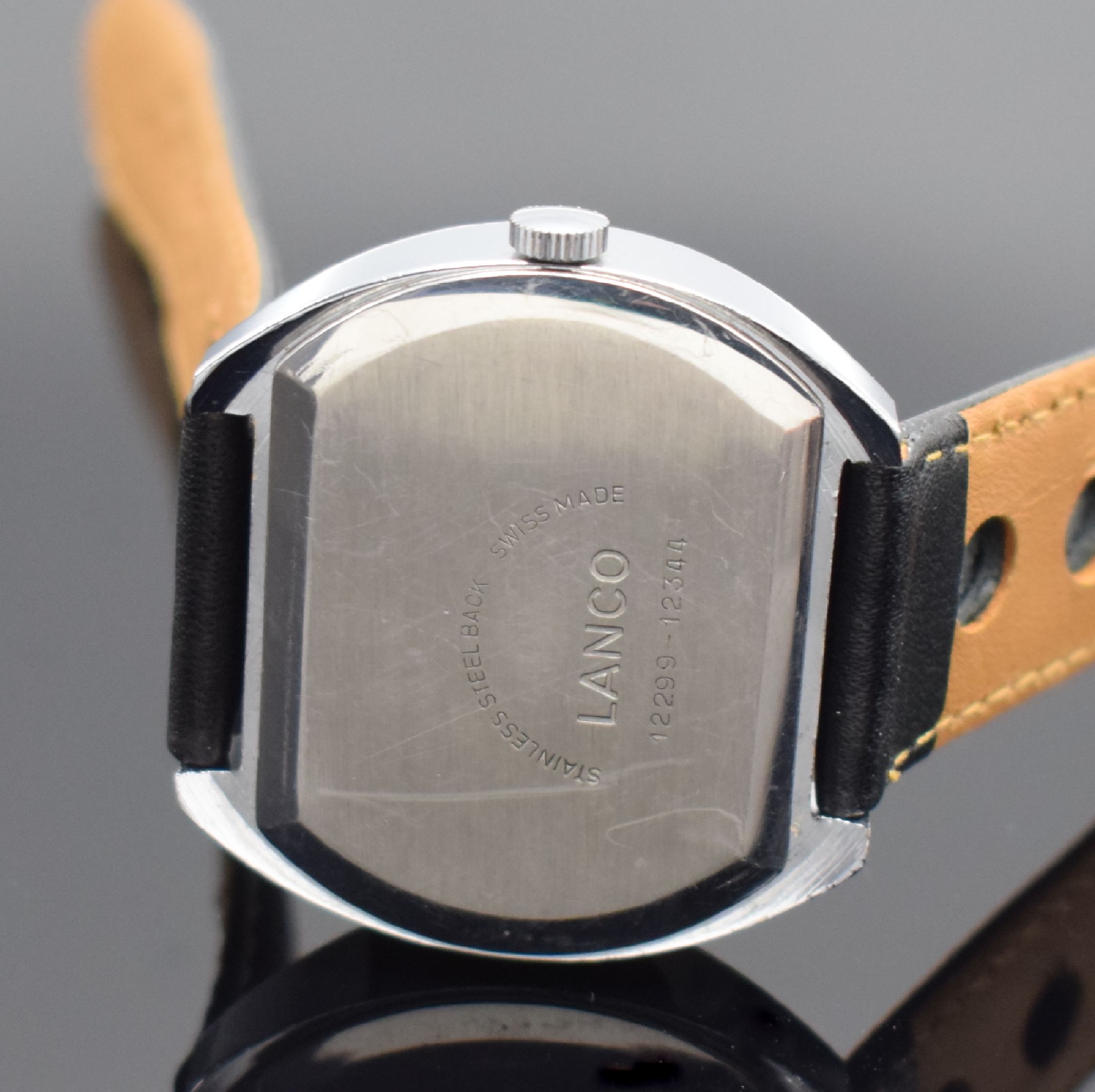 Detail c: LANCO Herrenarmbanduhr mit digitaler Anzeige, Schweiz um 1970, Handaufzug, verchr. Geh., Stahlboden aufgedr., 2-farb. Zifferbl. m. digit. Std. und ...