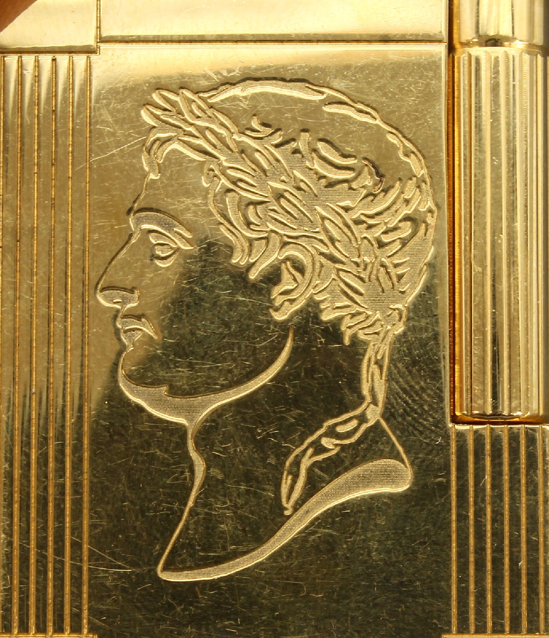Detail d: DUPONT Feuerzeug, "Napoleon 1804", limitierte Auflage, vs. mit Gravur von Napoleon, rs. Lorbeerkranz und Sacre de Napoleon Bonaparte, ...