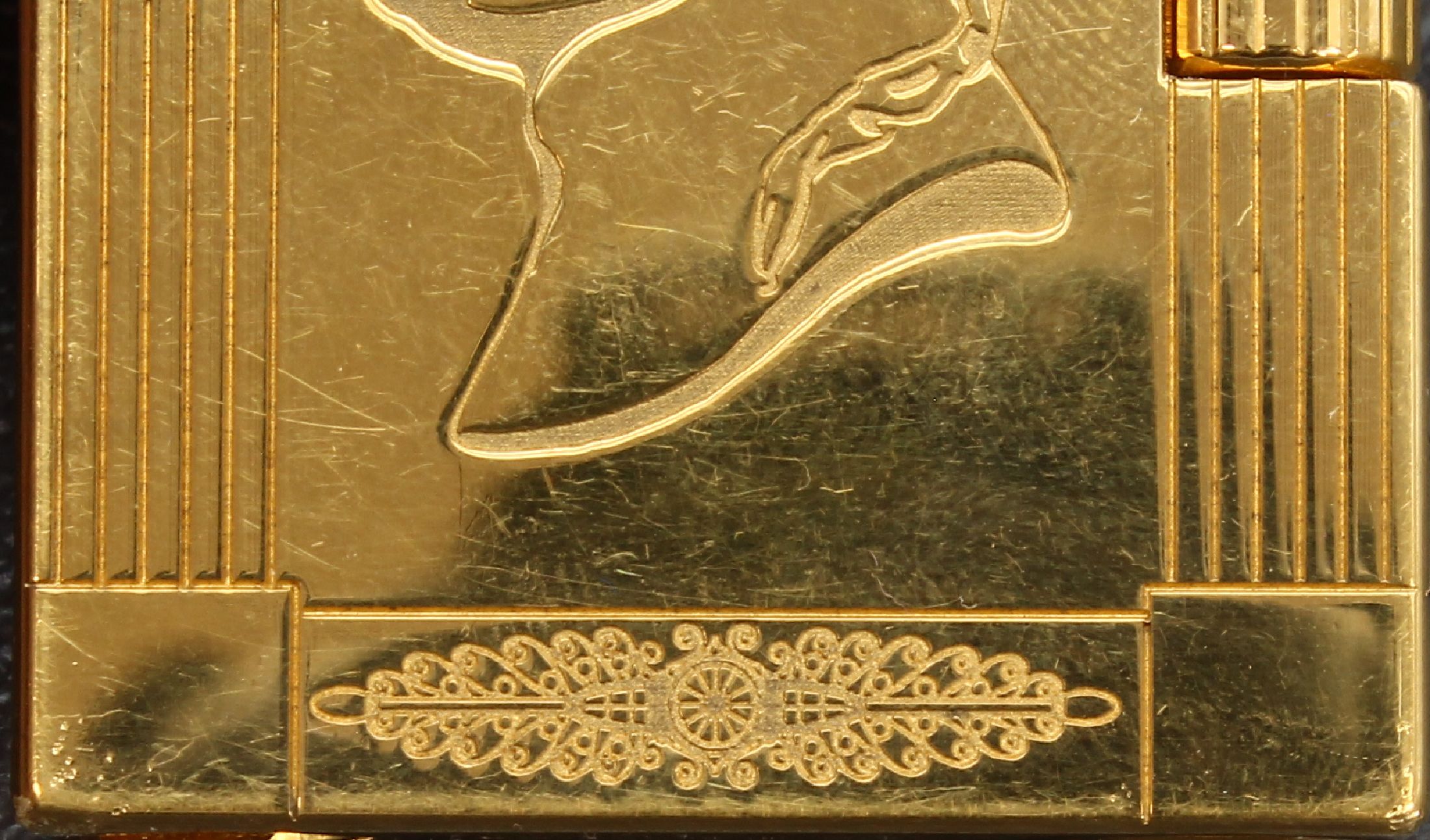 Detail e: DUPONT Feuerzeug, "Napoleon 1804", limitierte Auflage, vs. mit Gravur von Napoleon, rs. Lorbeerkranz und Sacre de Napoleon Bonaparte, ...