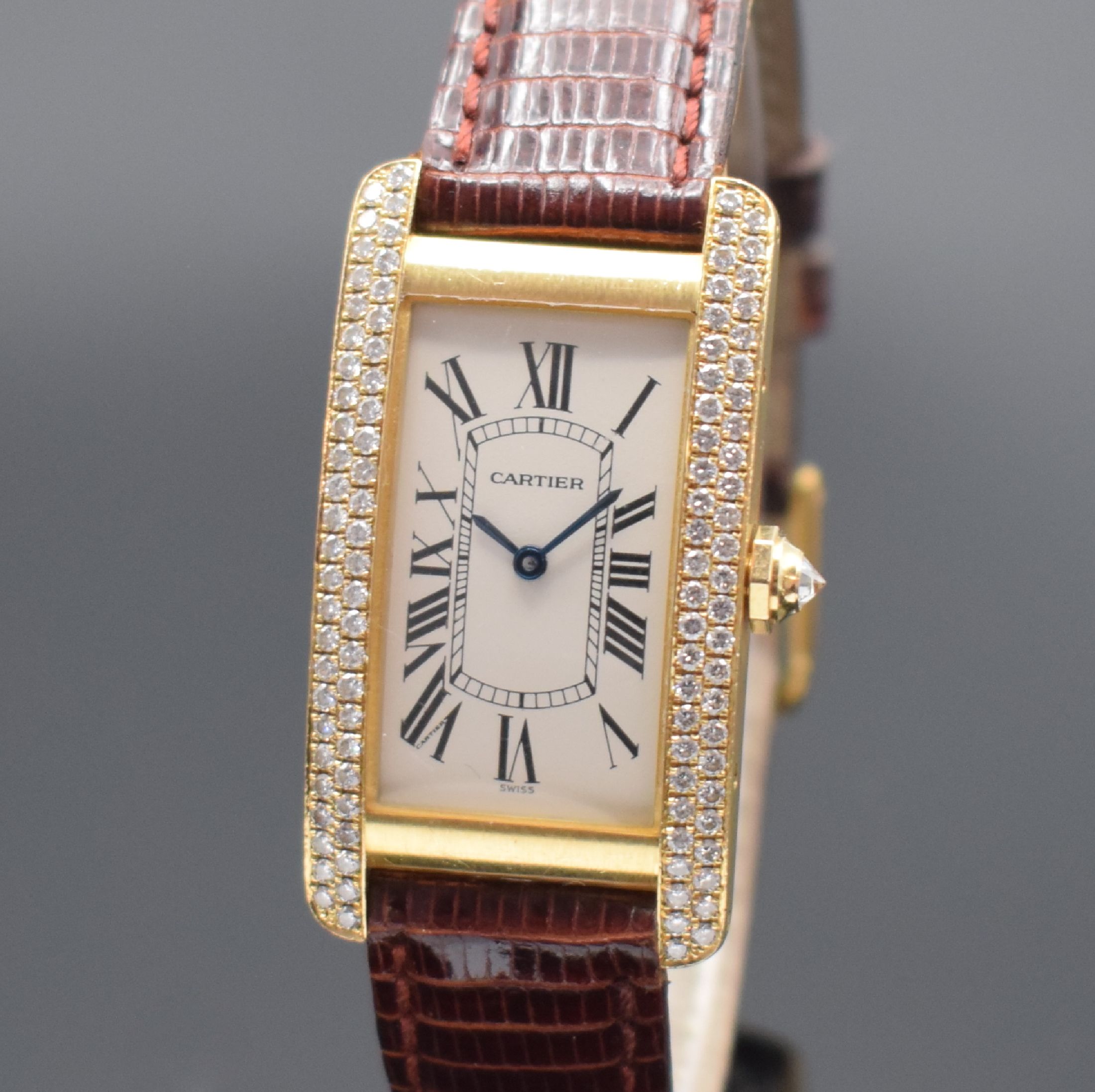 Detail a: CARTIER Tank Americaine Armbanduhr in GG 750/000 mit Diamantenbesatz Referenz 1720 1, Schweiz um 1995, quarz, rechteckiges Gehäuse aufw. m. ...