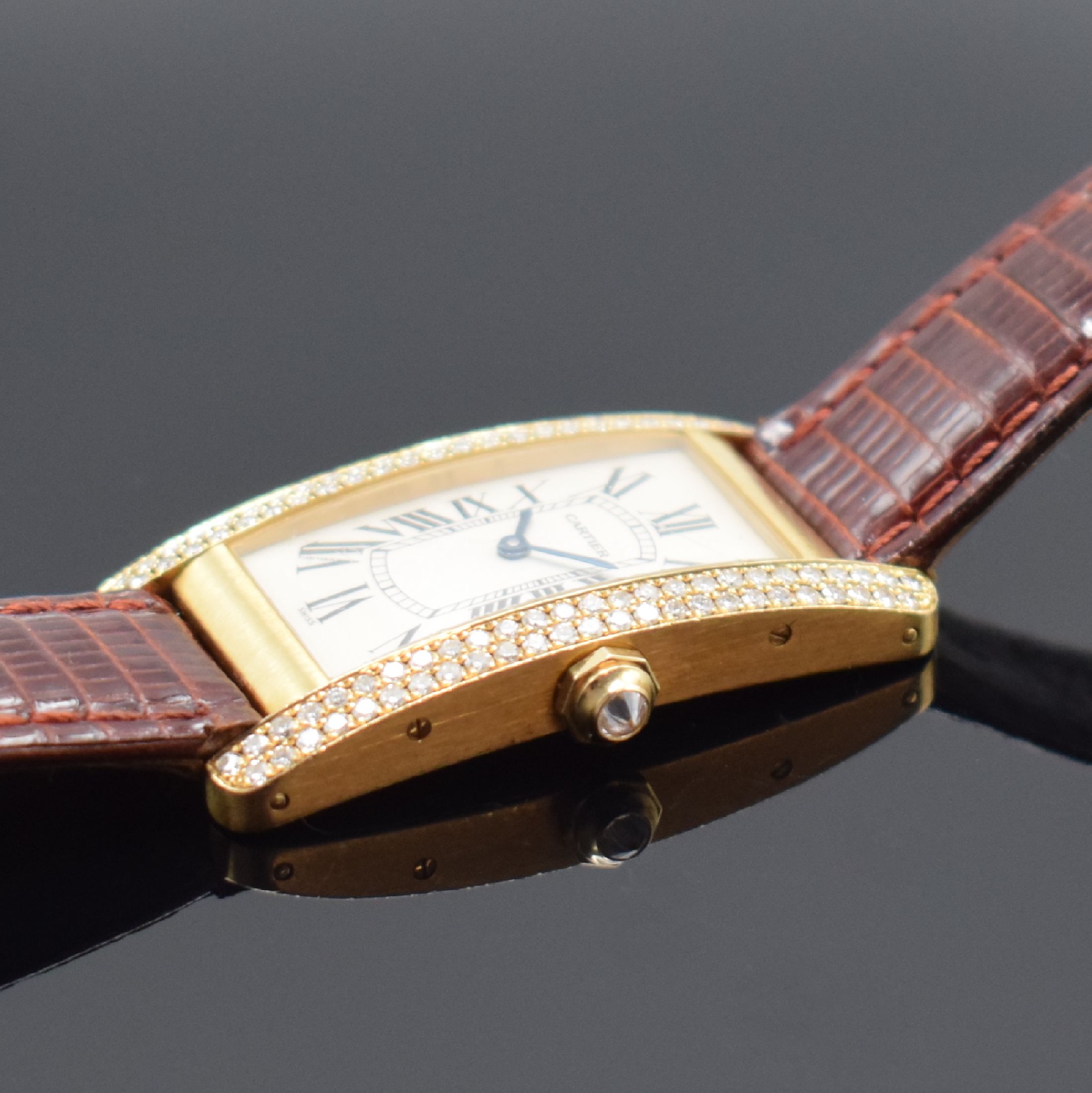 Detail b: CARTIER Tank Americaine Armbanduhr in GG 750/000 mit Diamantenbesatz Referenz 1720 1, Schweiz um 1995, quarz, rechteckiges Gehäuse aufw. m. ...