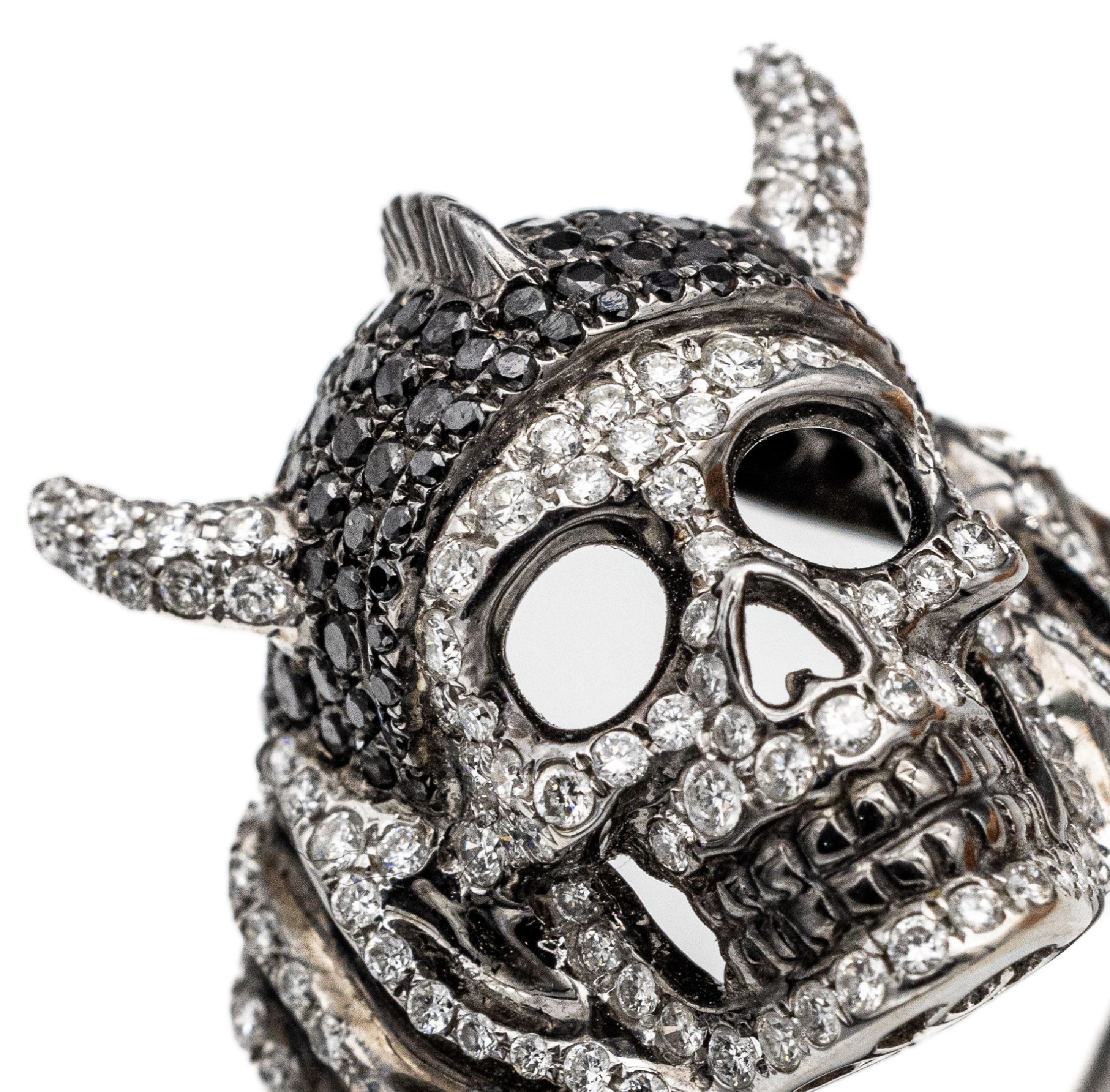 Detail a: 18 kt Gold Brillant-Ring, "Totenkopf", WG 750/000, Kopf und Hörner bes. mit Brillanten zus. ca. 3.00 ct Weiß/si und Schwarz, RW 65, ca. ...