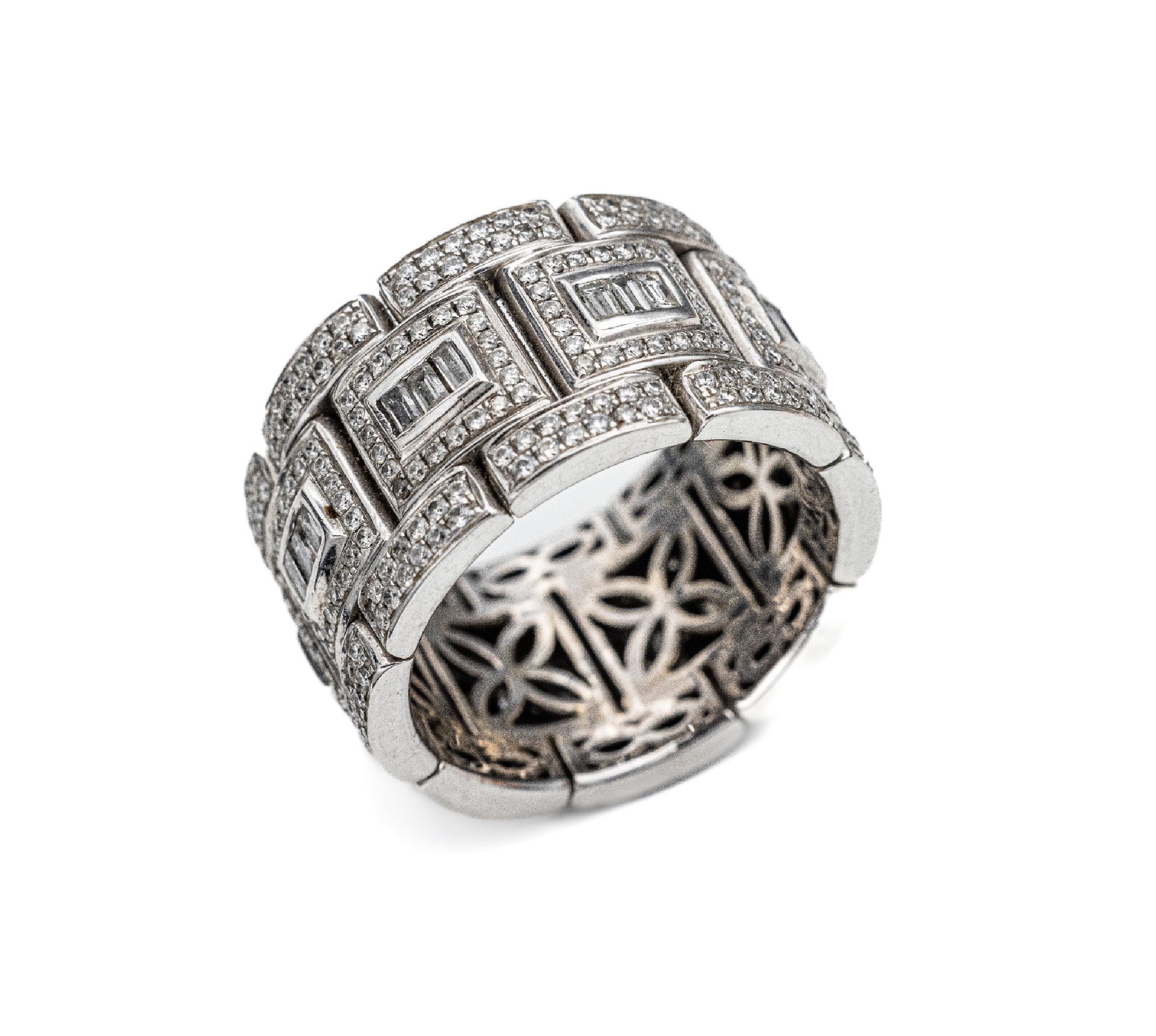 18 kt Gold Diamant-Ring, WG 750/000, Brillanten und Diamantbaguettes zus. ca. 4.00 ct feines Weiß-Weiß/vs-si, RW 64, ca. 19.6 g