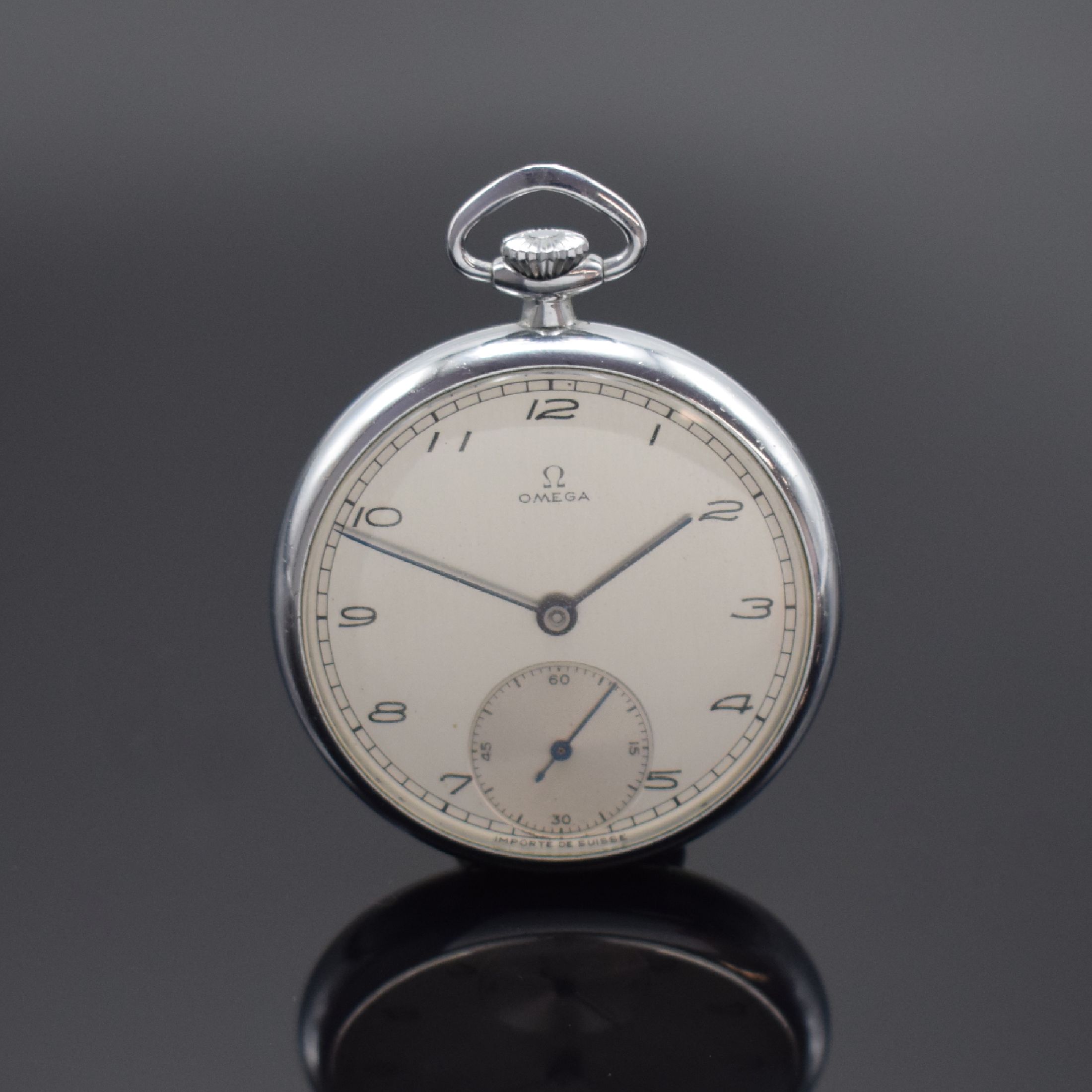 OMEGA Frackuhr mit Kal. 38,5L.T1, Schweiz um 1944, verchr. Gehäuse, orig. silb. Zifferbl. m. arab. Zahlen, orig. gebl. Zeiger, vers. Werk m. ...