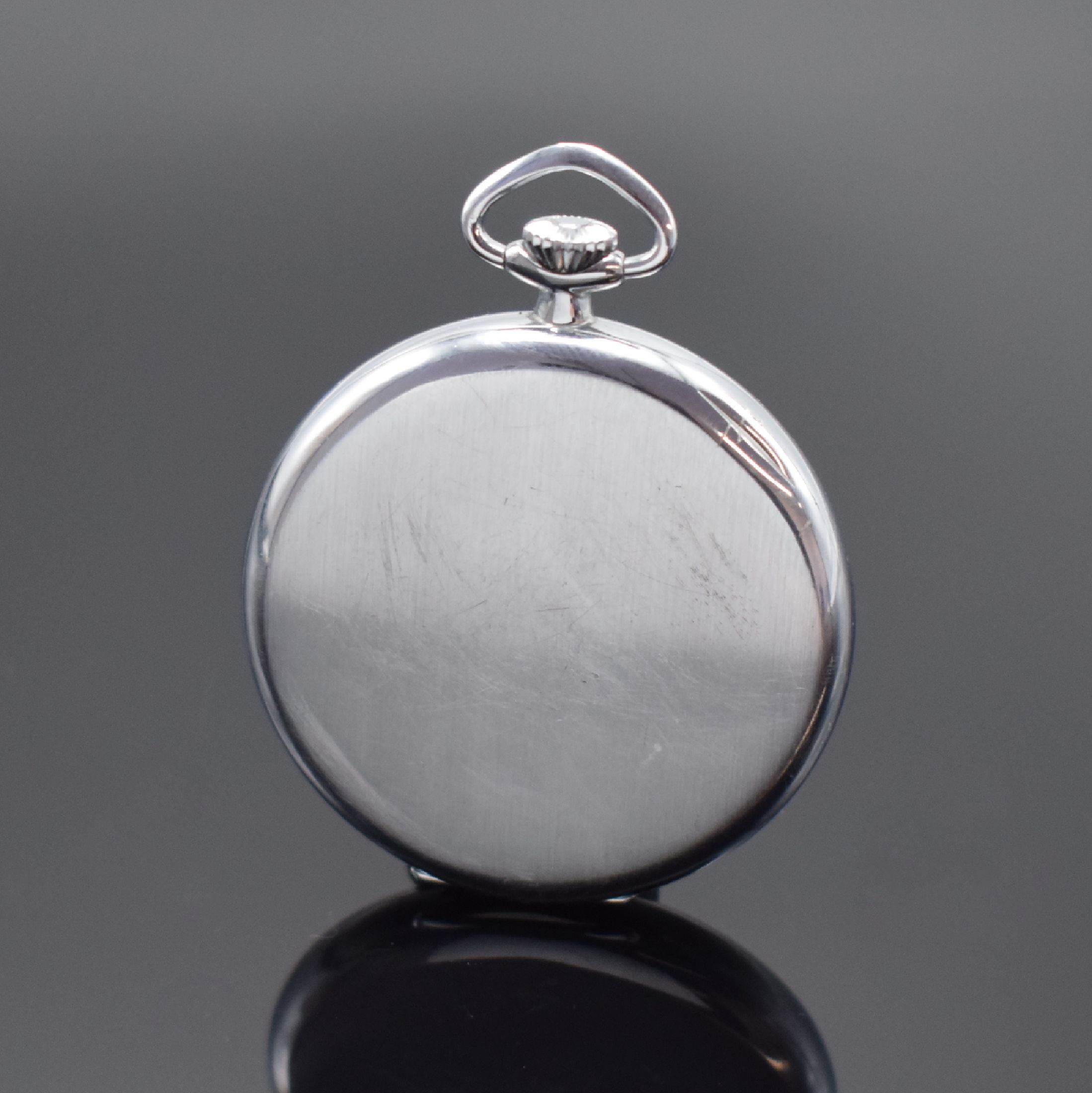 Detail a: OMEGA Frackuhr mit Kal. 38,5L.T1, Schweiz um 1944, verchr. Gehäuse, orig. silb. Zifferbl. m. arab. Zahlen, orig. gebl. Zeiger, vers. Werk m. ...