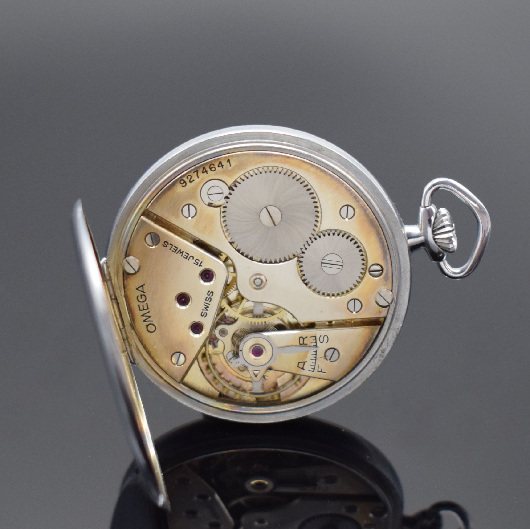 Detail c: OMEGA Frackuhr mit Kal. 38,5L.T1, Schweiz um 1944, verchr. Gehäuse, orig. silb. Zifferbl. m. arab. Zahlen, orig. gebl. Zeiger, vers. Werk m. ...
