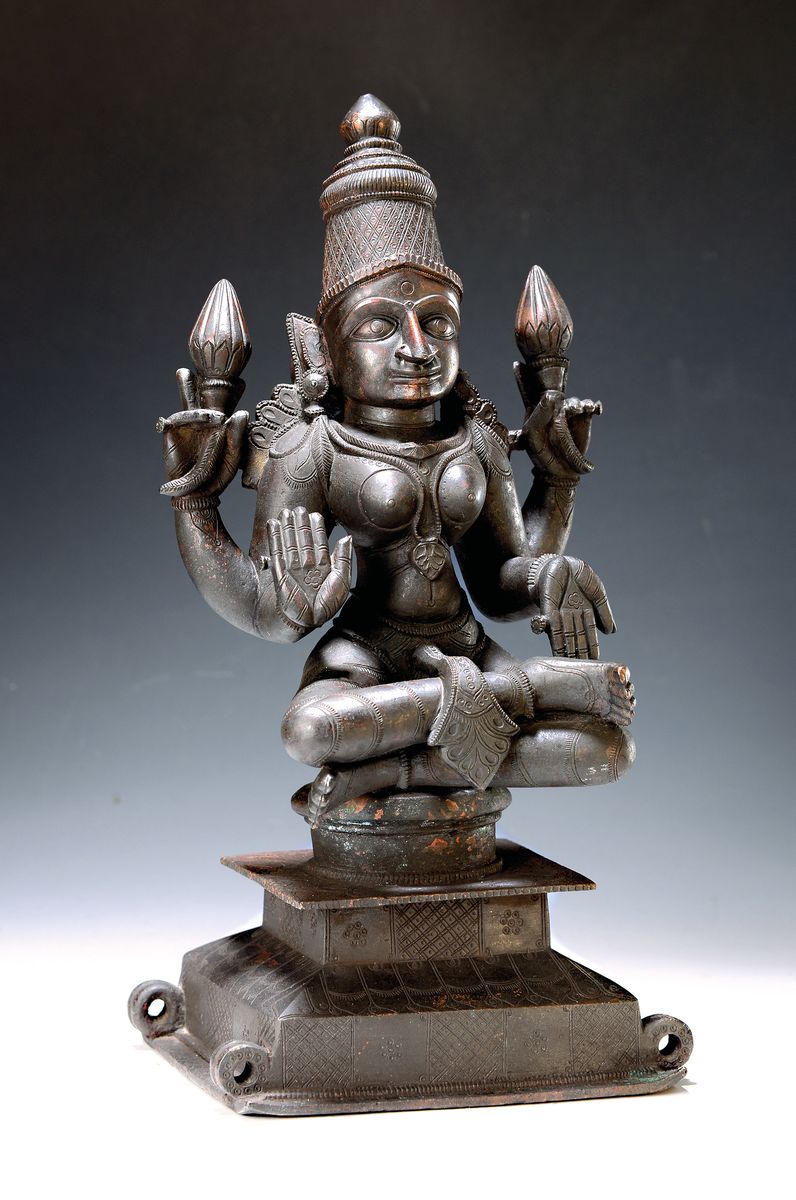 Bronzeskulptur, Indien, 19. Jh., Göttin Lakshmi, schwere Qualität, vier Arme mit Lotus-Attributen, (zwei Lotusblüten), gravierter verzierter ...
