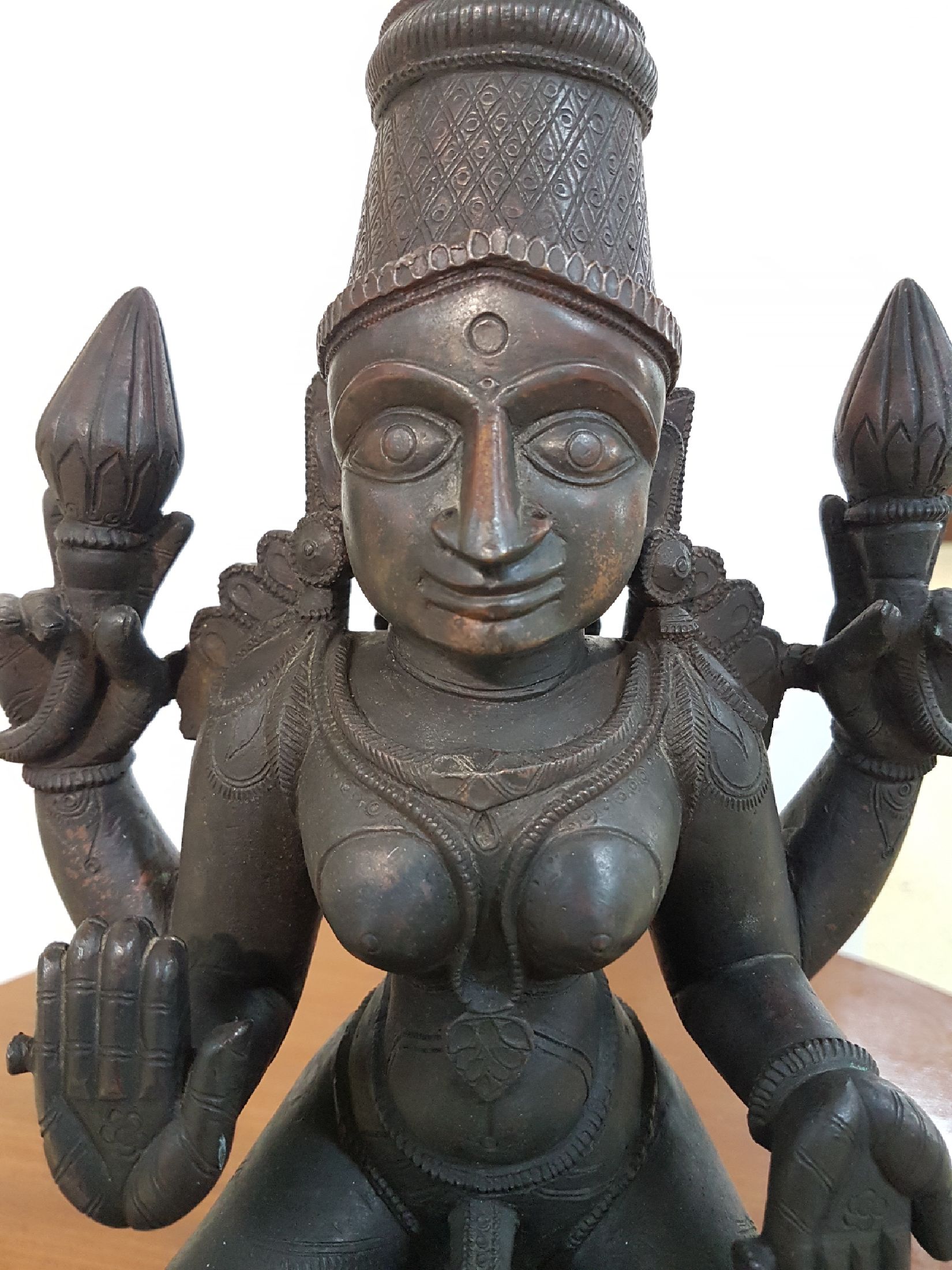 Detail b: Bronzeskulptur, Indien, 19. Jh., Göttin Lakshmi, schwere Qualität, vier Arme mit Lotus-Attributen, (zwei Lotusblüten), gravierter verzierter ...
