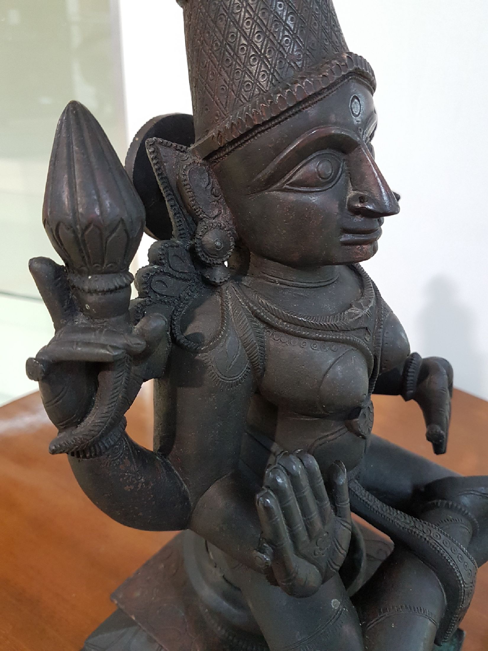 Detail c: Bronzeskulptur, Indien, 19. Jh., Göttin Lakshmi, schwere Qualität, vier Arme mit Lotus-Attributen, (zwei Lotusblüten), gravierter verzierter ...