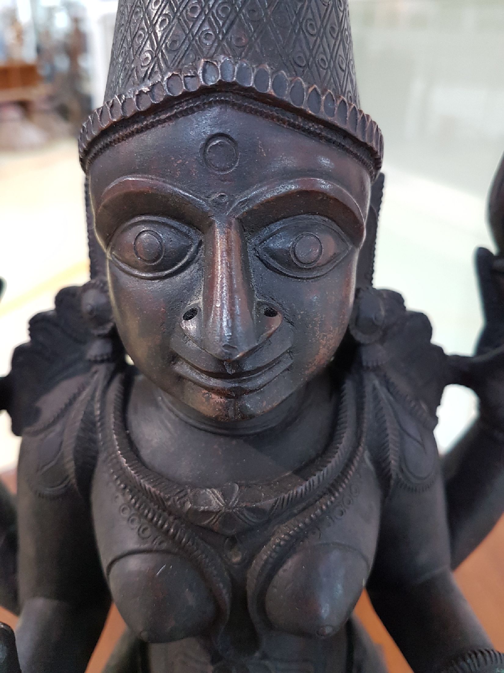 Detail d: Bronzeskulptur, Indien, 19. Jh., Göttin Lakshmi, schwere Qualität, vier Arme mit Lotus-Attributen, (zwei Lotusblüten), gravierter verzierter ...