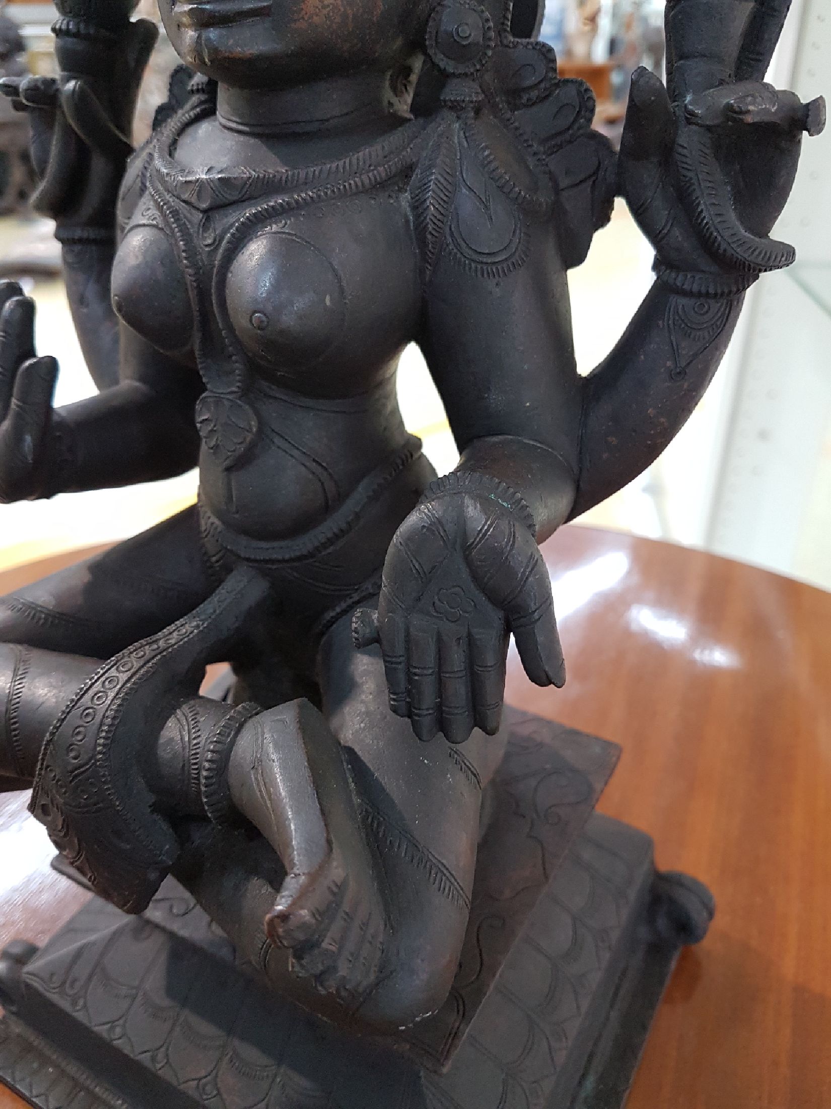 Detail e: Bronzeskulptur, Indien, 19. Jh., Göttin Lakshmi, schwere Qualität, vier Arme mit Lotus-Attributen, (zwei Lotusblüten), gravierter verzierter ...