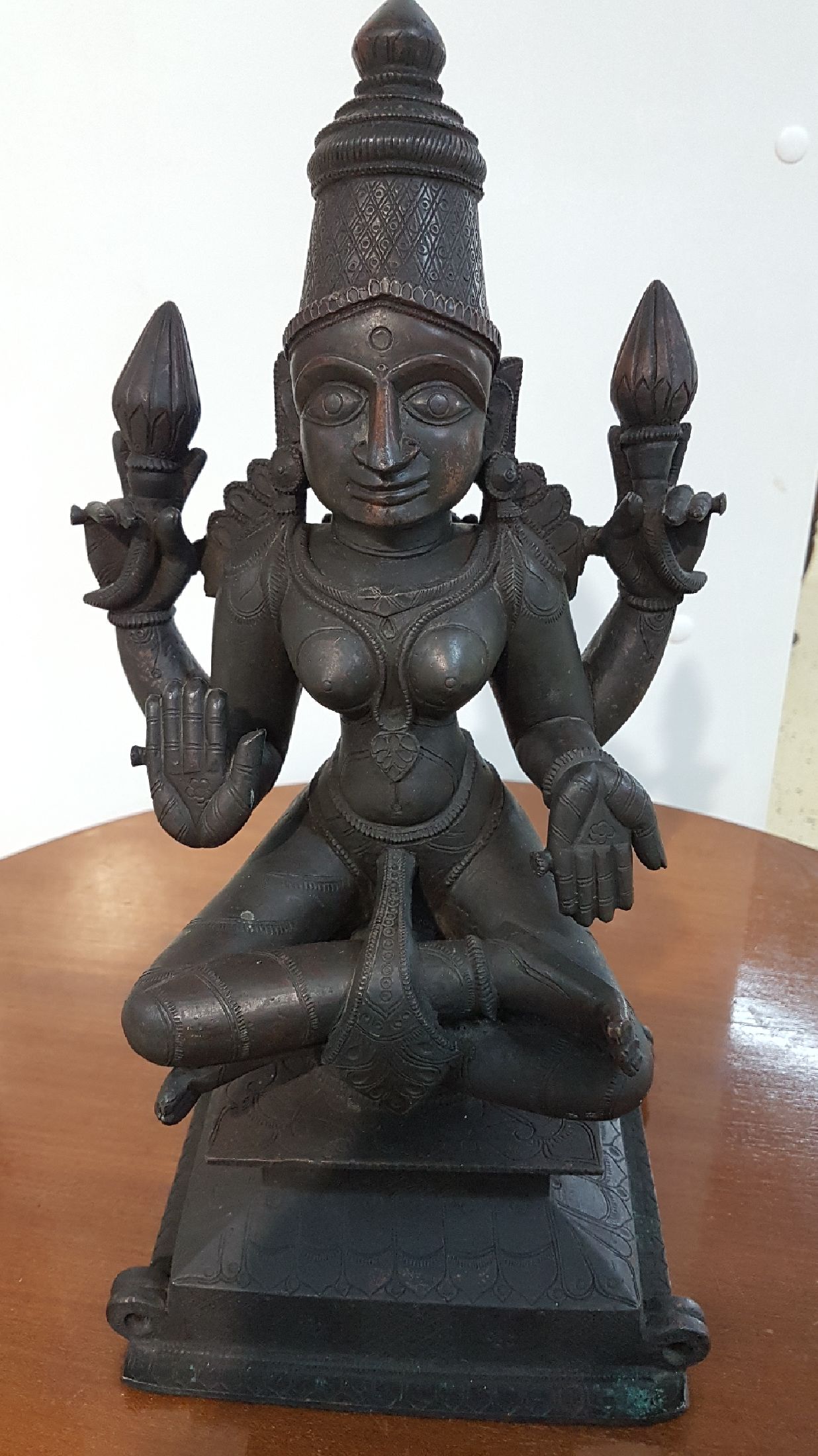 Detail f: Bronzeskulptur, Indien, 19. Jh., Göttin Lakshmi, schwere Qualität, vier Arme mit Lotus-Attributen, (zwei Lotusblüten), gravierter verzierter ...