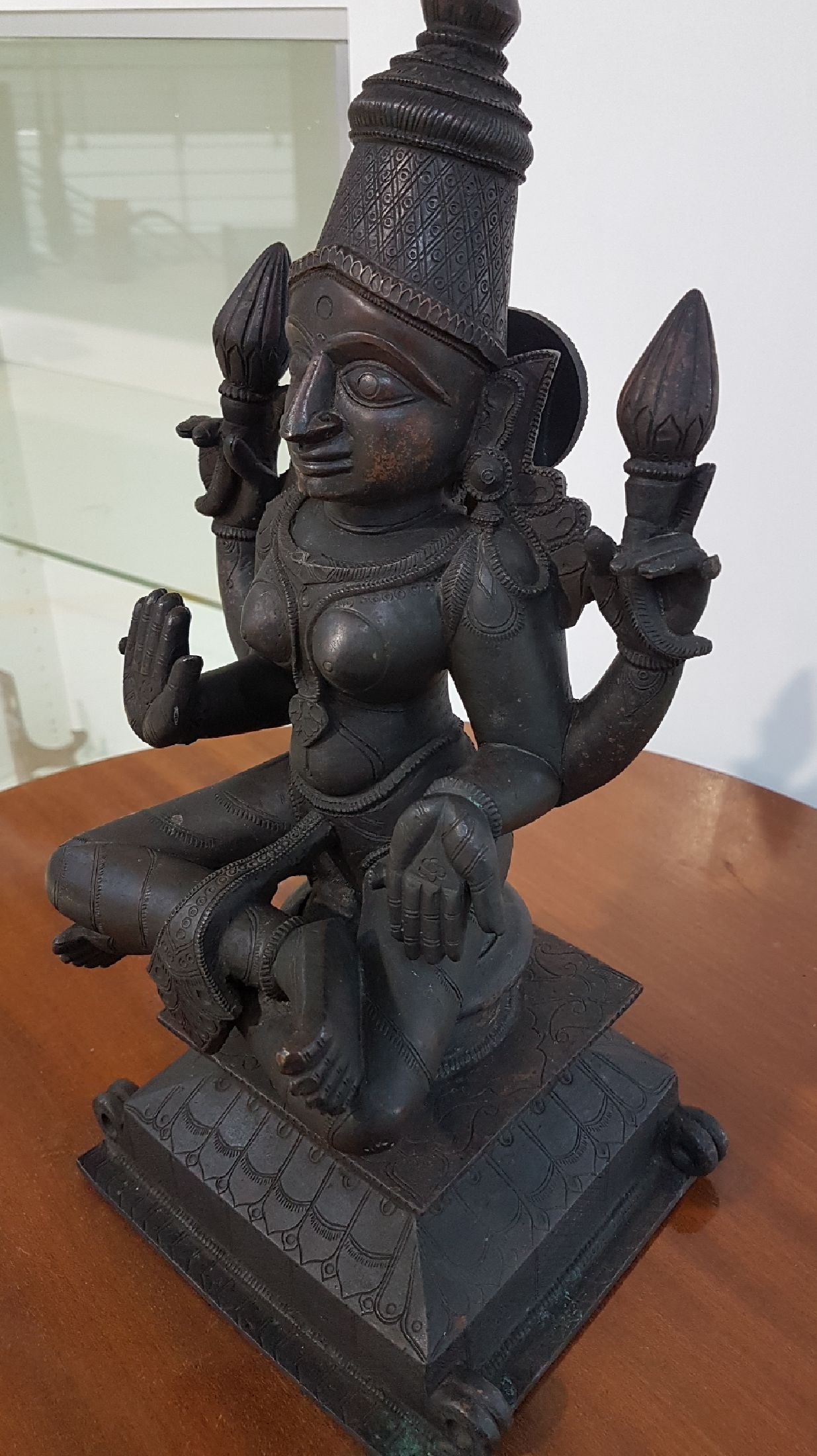 Detail g: Bronzeskulptur, Indien, 19. Jh., Göttin Lakshmi, schwere Qualität, vier Arme mit Lotus-Attributen, (zwei Lotusblüten), gravierter verzierter ...