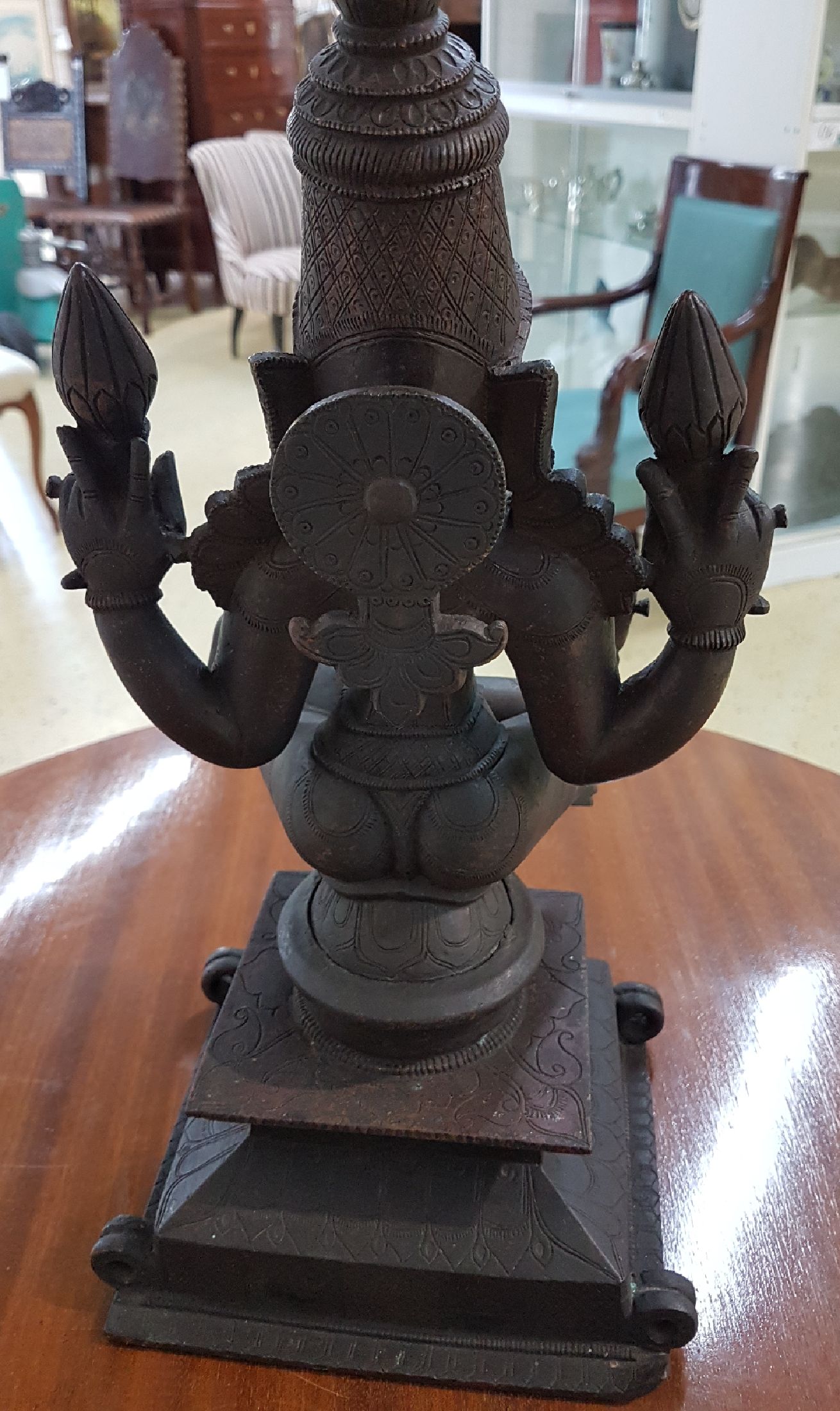 Detail i: Bronzeskulptur, Indien, 19. Jh., Göttin Lakshmi, schwere Qualität, vier Arme mit Lotus-Attributen, (zwei Lotusblüten), gravierter verzierter ...