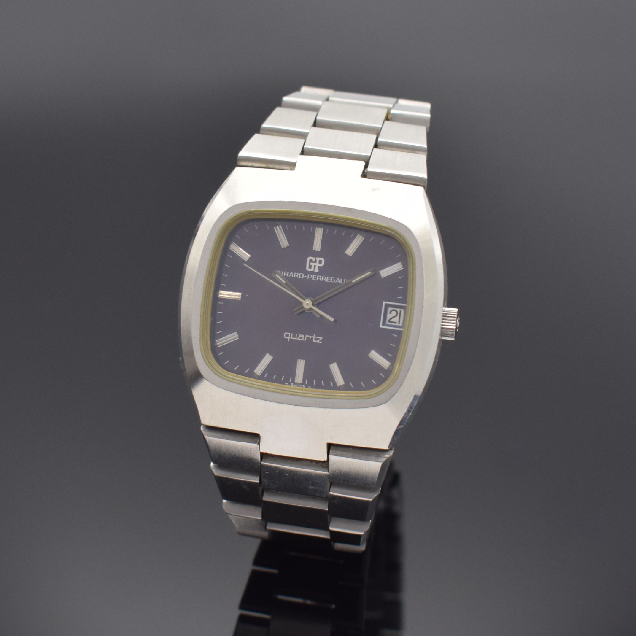 GIRARD PERREGAUX Herrenarmbanduhr, Schweiz um 1970, quarz, massives Stahlgeh. inkl. orig. Gliederband, Boden geschr., fliederfarb. Zifferbl. m. ...