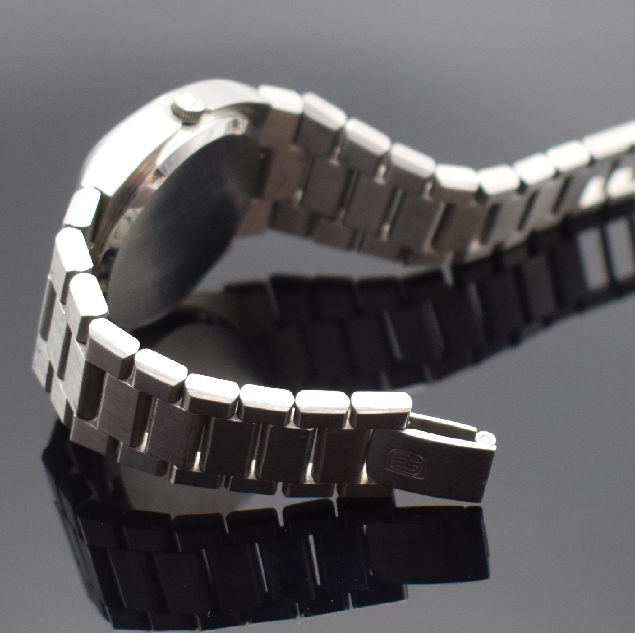 Detail b: GIRARD PERREGAUX Herrenarmbanduhr, Schweiz um 1970, quarz, massives Stahlgeh. inkl. orig. Gliederband, Boden geschr., fliederfarb. Zifferbl. m. ...