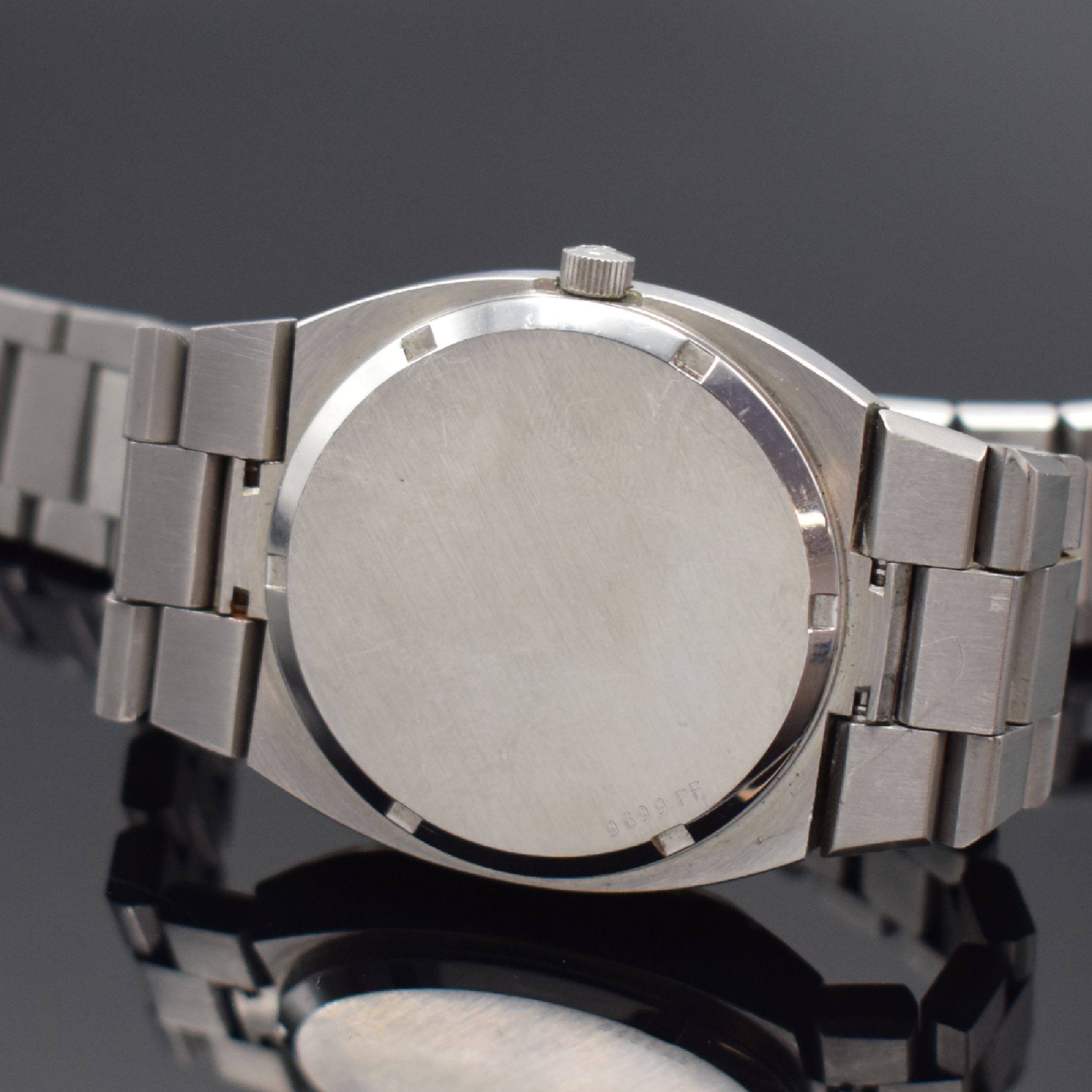 Detail d: GIRARD PERREGAUX Herrenarmbanduhr, Schweiz um 1970, quarz, massives Stahlgeh. inkl. orig. Gliederband, Boden geschr., fliederfarb. Zifferbl. m. ...