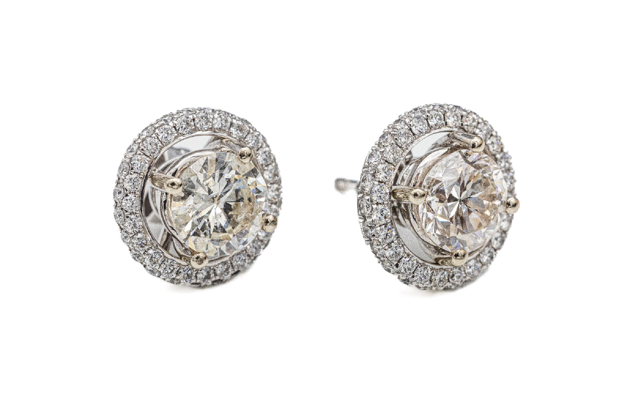Paar 18 kt Gold Brillant-Ohrstecker, WG 750/000, 2 Brillanten zus. ca. 2.55 ct umgebenvon einem Brillantkranz zus. ca. 1.00 ct, total 3.55 ct feines ...