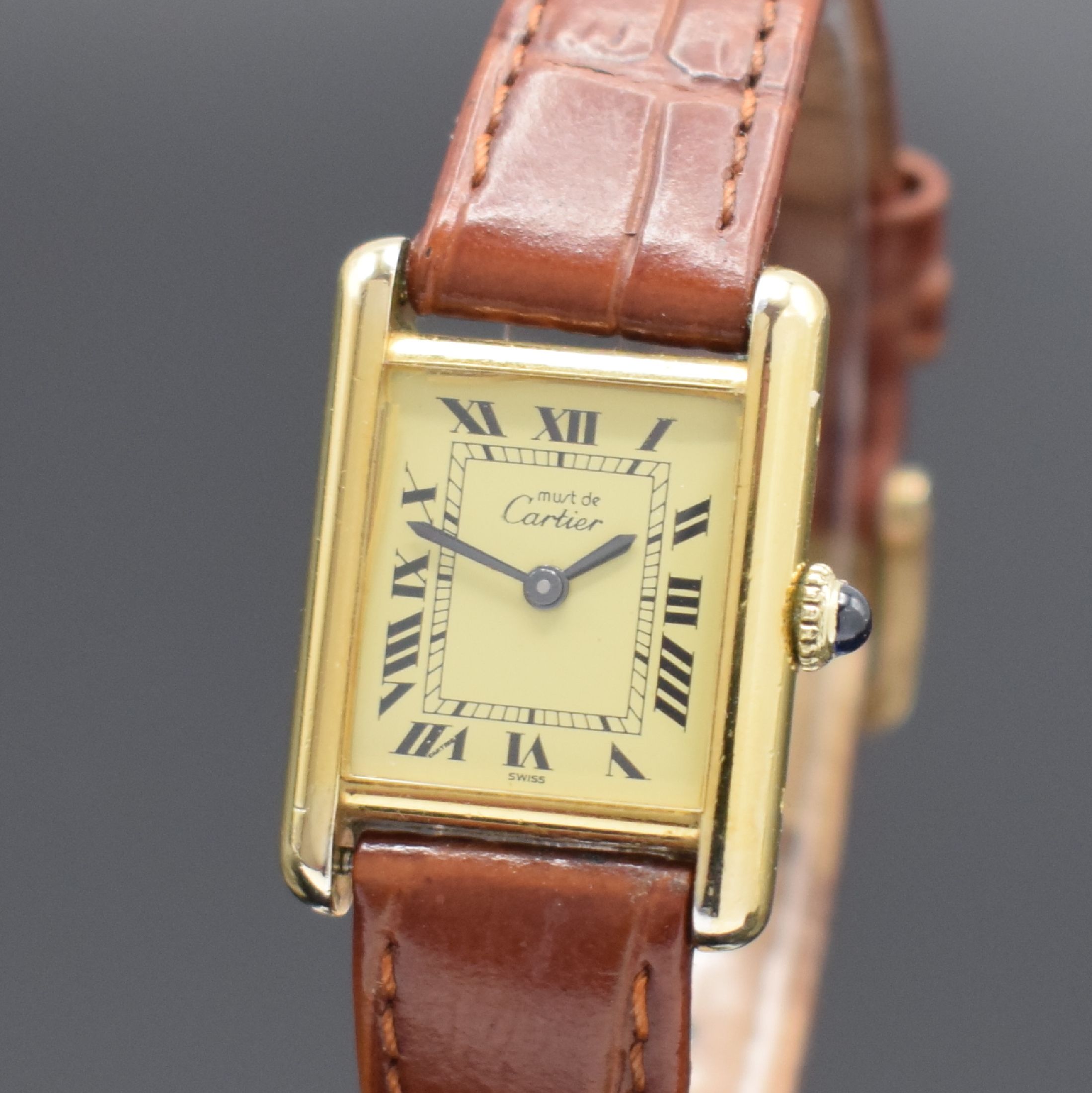 Detail a: CARTIER Tank Damenarmbanduhr, Schweiz um 1980, quarz, verg. Silbergehäuse seitlich 4-fach verschr., Schmuckkrone, champagnerfarb. Zifferbl. m. röm. ...