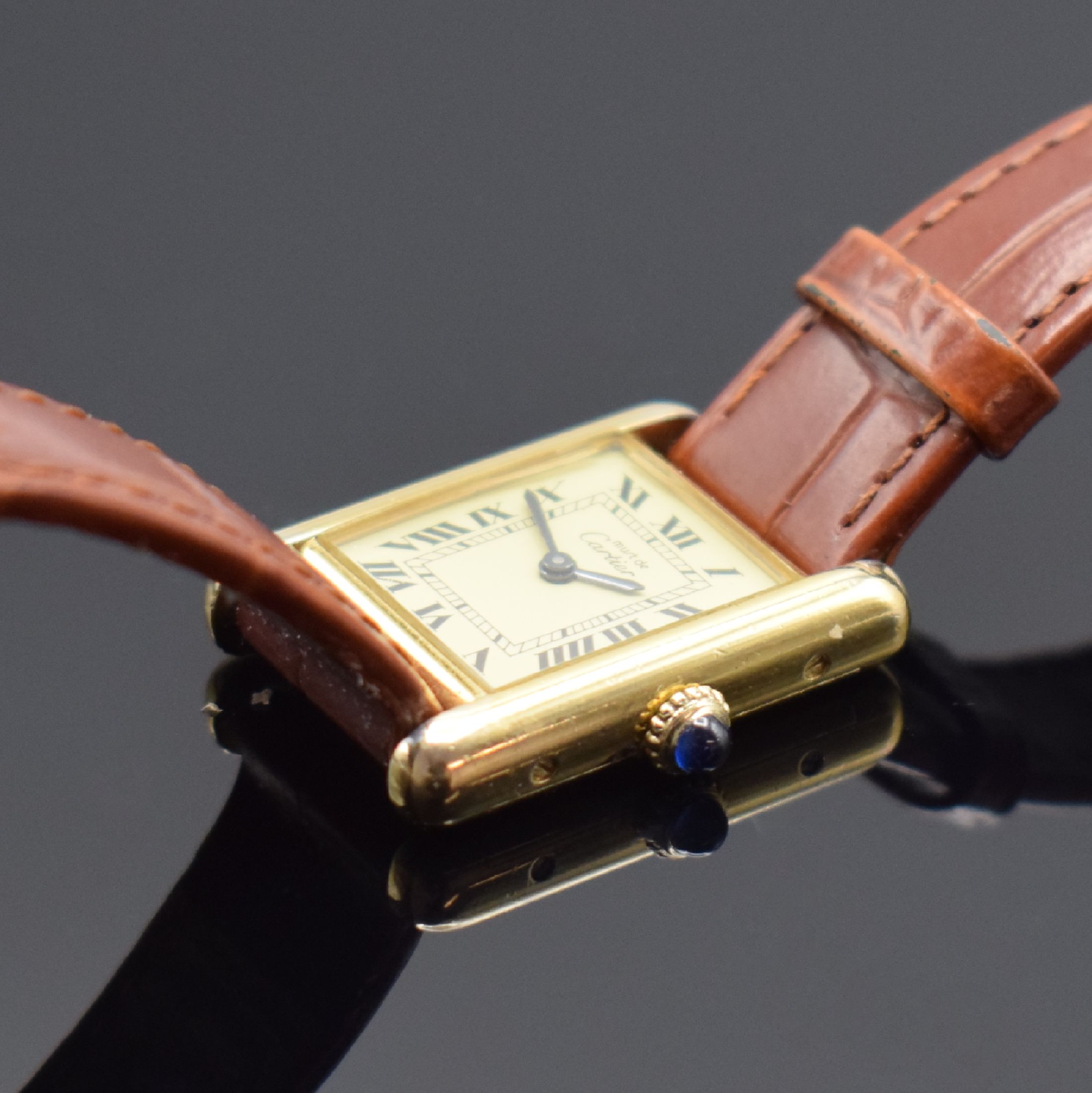 Detail b: CARTIER Tank Damenarmbanduhr, Schweiz um 1980, quarz, verg. Silbergehäuse seitlich 4-fach verschr., Schmuckkrone, champagnerfarb. Zifferbl. m. röm. ...