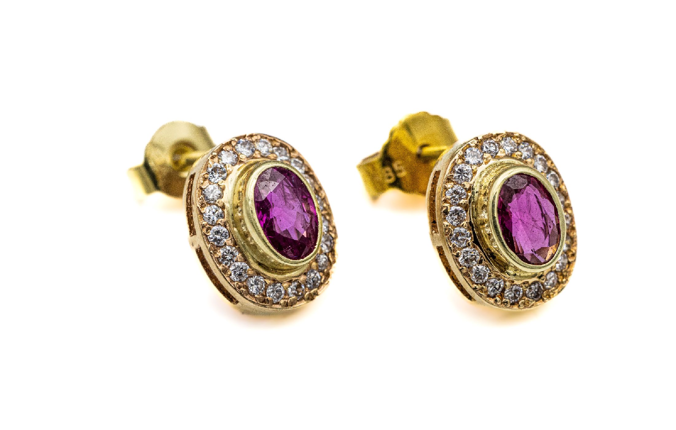 Paar 14 kt Gold Rubin-Diamant Ohrstecker, GG 585/000, 2 ovalfacett. Rubine zus. ca. 0.70ct, umgeben von Brillanten zus. ca. 0.60 ct Weiß/vs-si, ca. ...