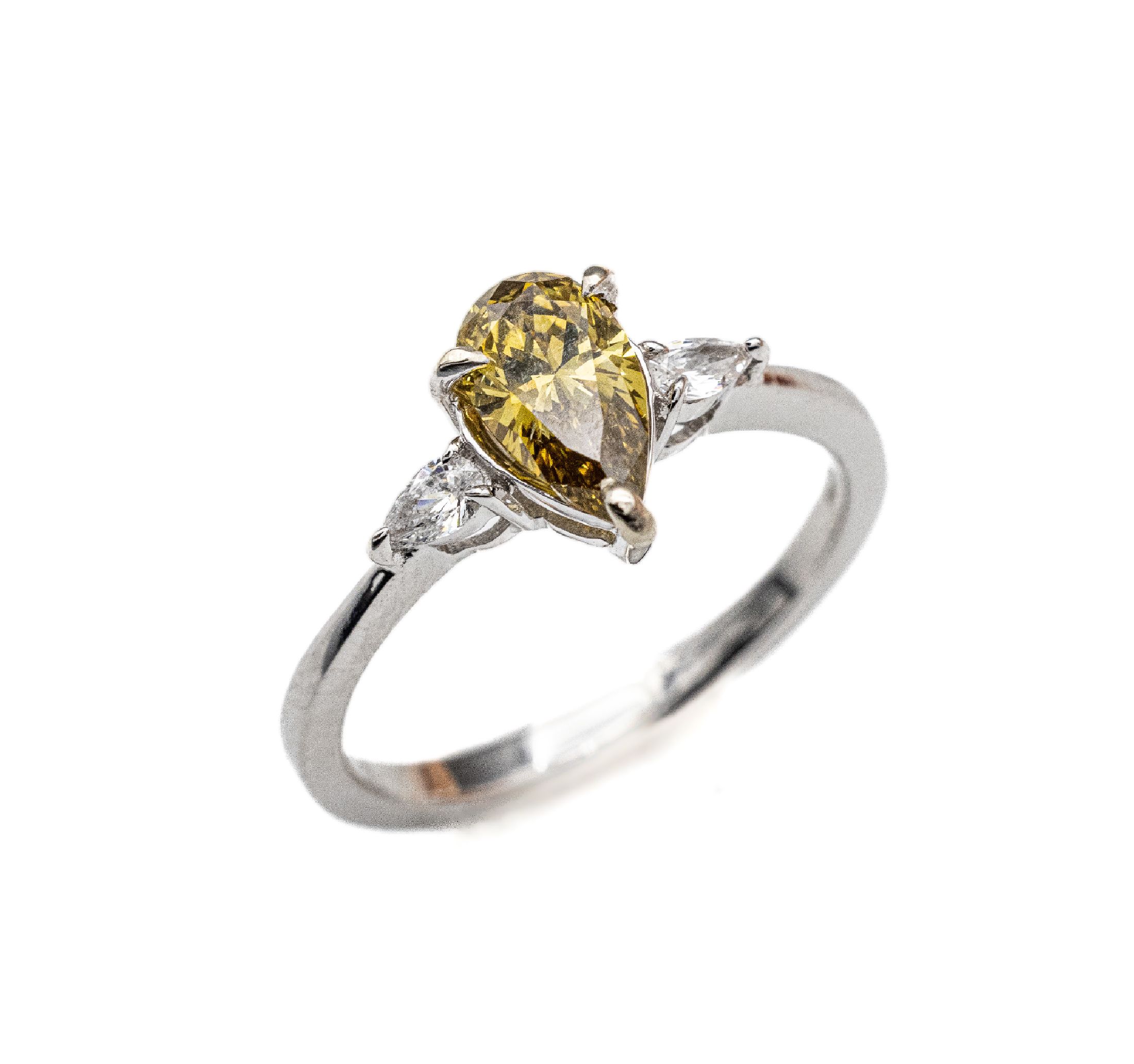 18 kt Gold Diamant-Ring, WG 750/000, Diamant-Tropfen ca. 0.76 ct dunkelgelb/si, 2 Diamant-Tropfen zus. ca. 0.13 ct Weiß/si, total ca. 2.7 g, RW 53