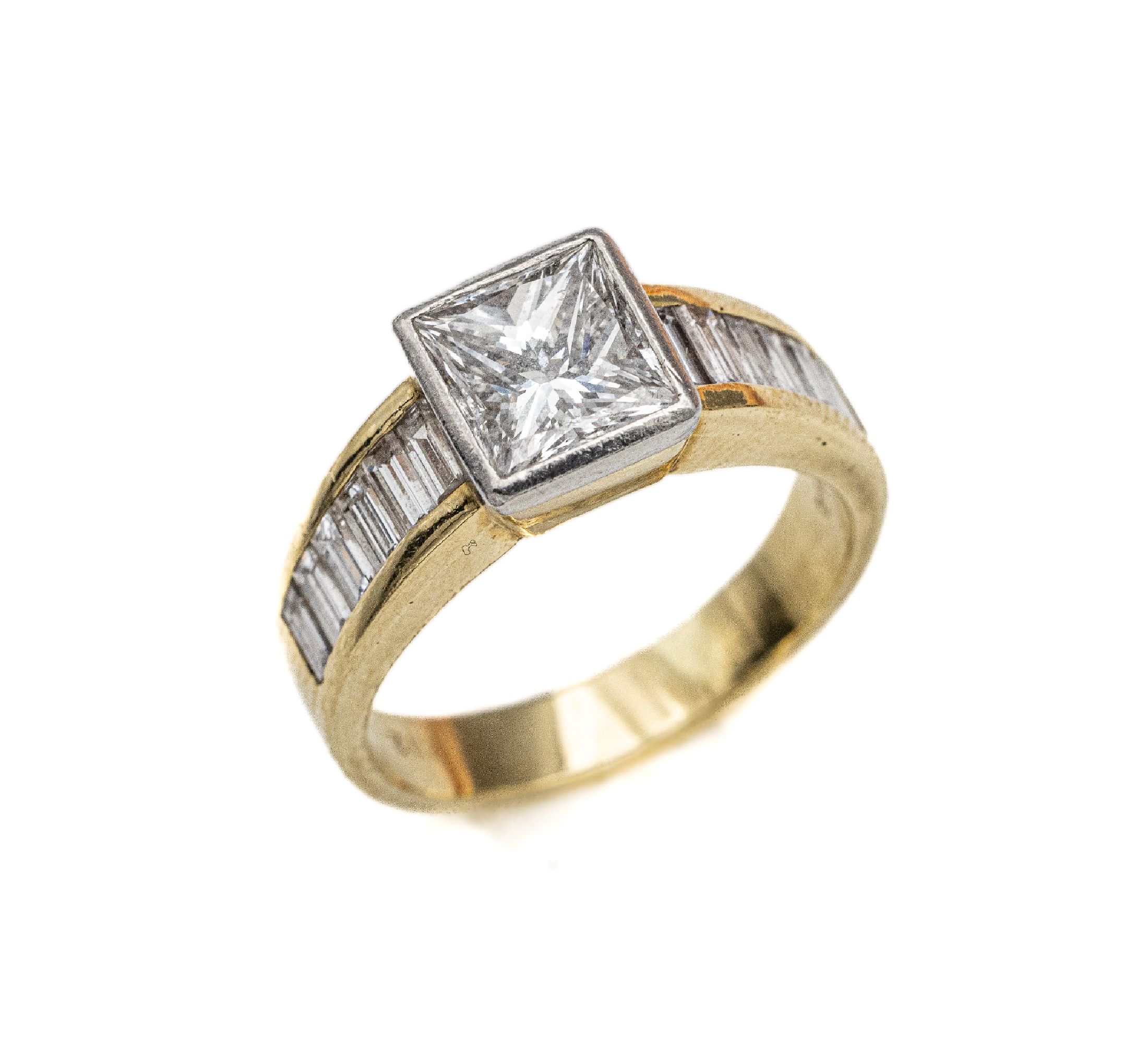 18 kt Gold Diamant-Ring, GG/WG 750/000, Diamant im Princess Cut ca. 2.02 ct feines Weiß/vs, 12 Diamantbaguettes zus. ca. 1.20 ct feines Weiß/lr, ...