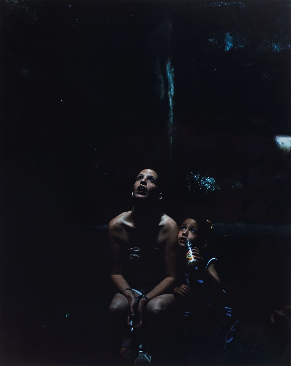 Linn Schröder, geb. 1977, Mappe mit 6 Fotografien auf Agfa-Barytpapier, Titel:"Tot he moon", je verso handsign., dat. 2008, Abzüge aus ...