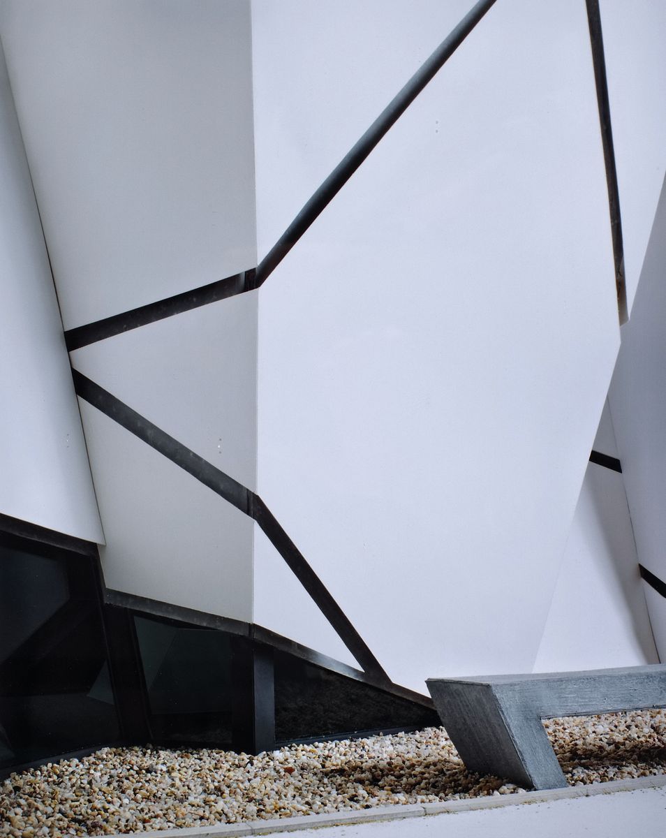 Detail a: Oliver Boberg, geb. 1965, Mappe mit 6 Fotografien, Titel:"Gewerbebauten" , je verso handsign., aus 2012