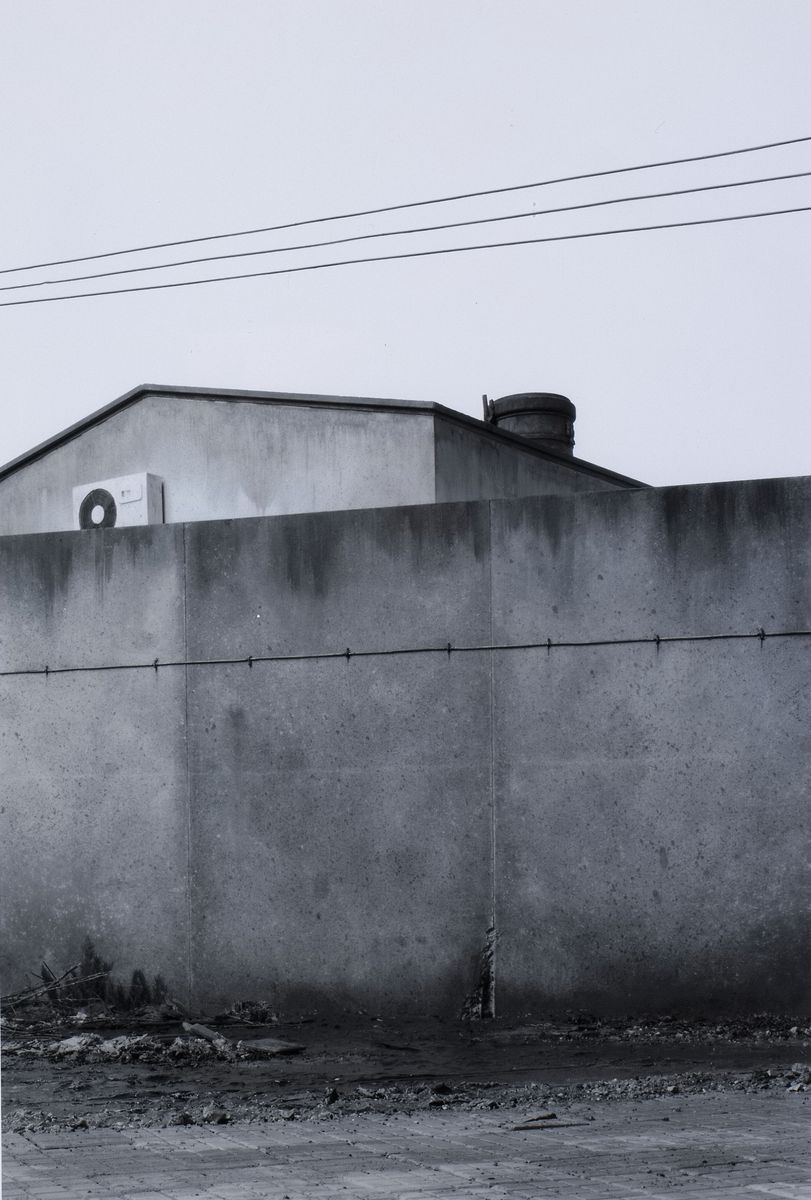 Detail c: Oliver Boberg, geb. 1965, Mappe mit 6 Fotografien, Titel:"Gewerbebauten" , je verso handsign., aus 2012