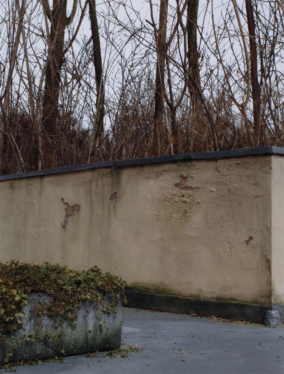 Detail e: Oliver Boberg, geb. 1965, Mappe mit 6 Fotografien, Titel:"Gewerbebauten" , je verso handsign., aus 2012