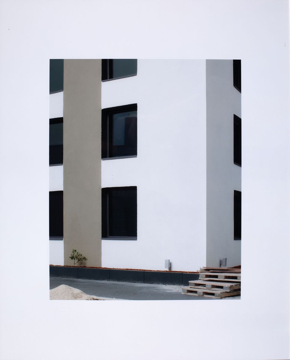 Detail k: Oliver Boberg, geb. 1965, Mappe mit 6 Fotografien, Titel:"Gewerbebauten" , je verso handsign., aus 2012