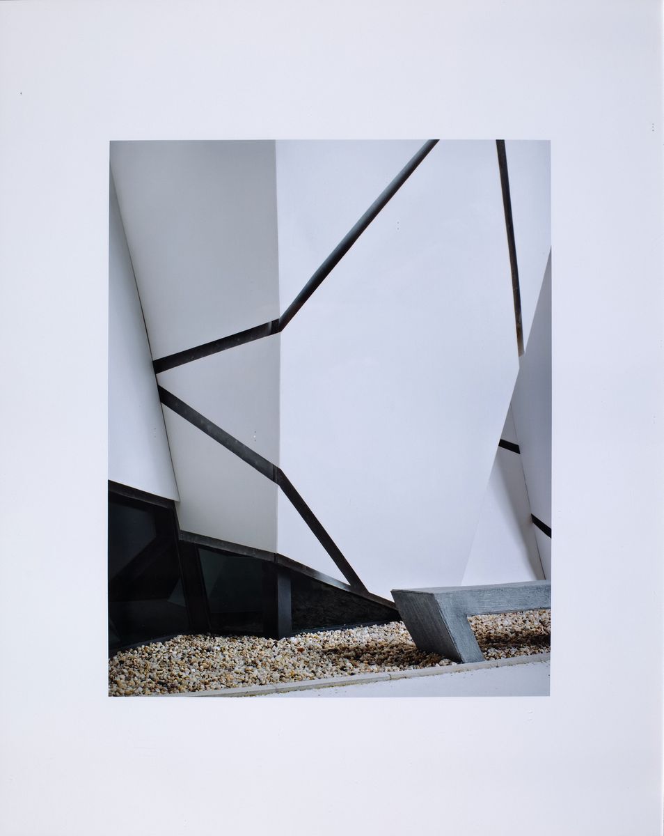 Detail l: Oliver Boberg, geb. 1965, Mappe mit 6 Fotografien, Titel:"Gewerbebauten" , je verso handsign., aus 2012