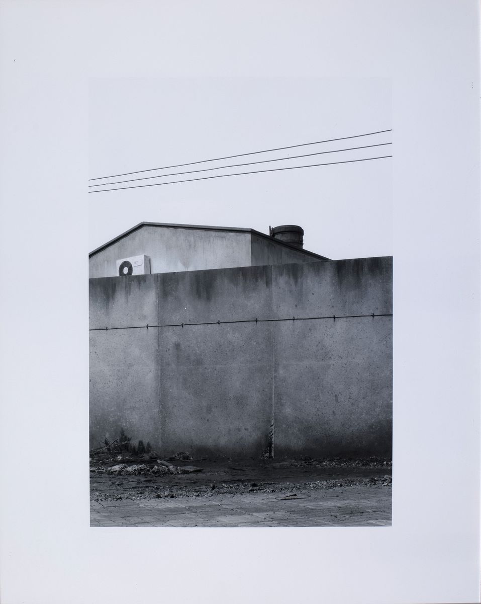 Detail n: Oliver Boberg, geb. 1965, Mappe mit 6 Fotografien, Titel:"Gewerbebauten" , je verso handsign., aus 2012