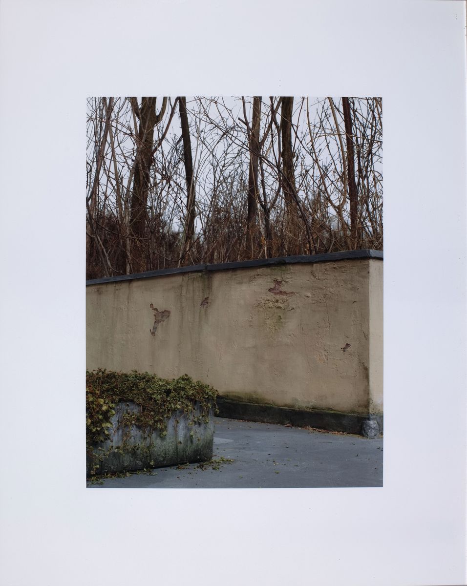 Detail p: Oliver Boberg, geb. 1965, Mappe mit 6 Fotografien, Titel:"Gewerbebauten" , je verso handsign., aus 2012