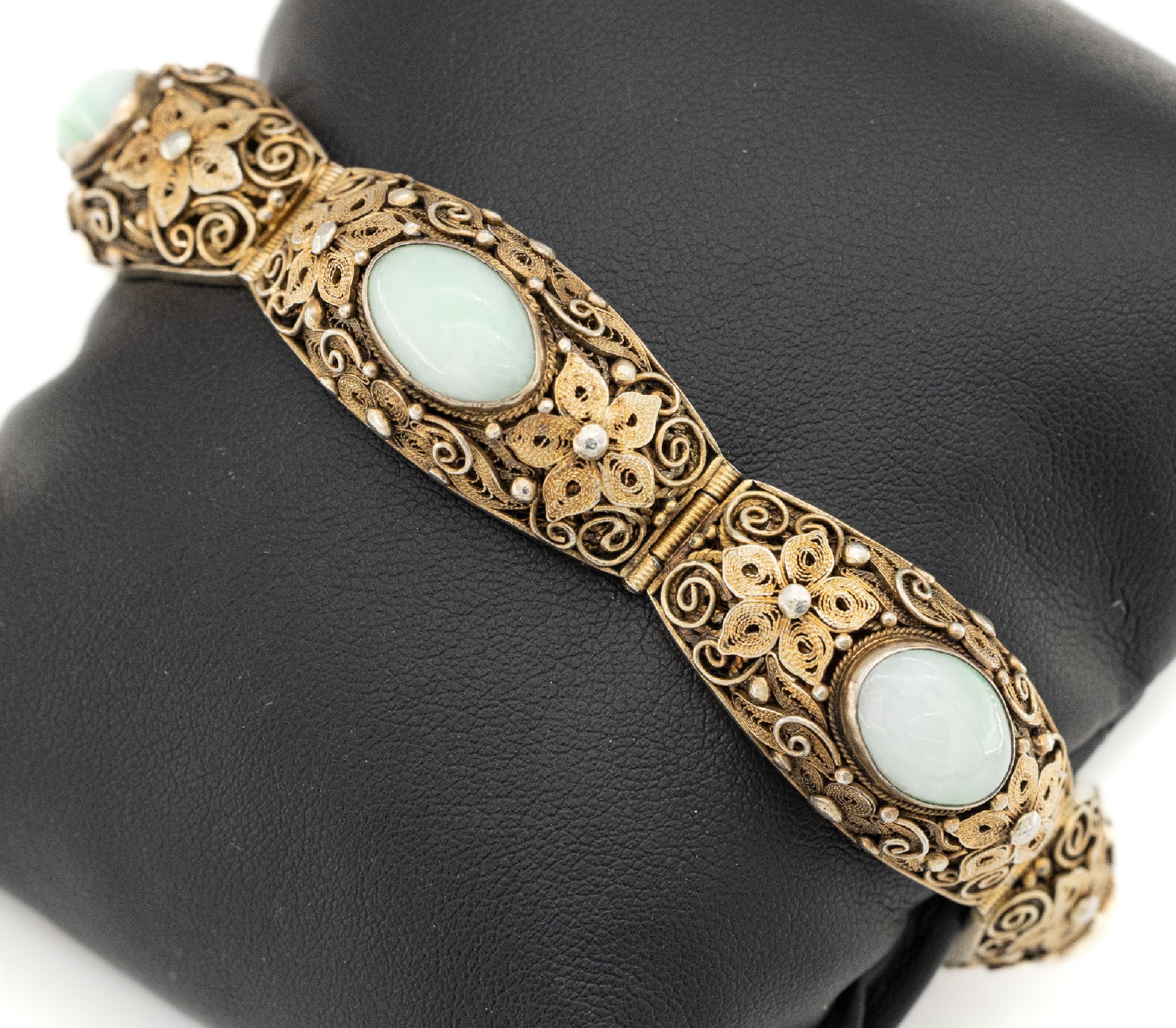 Armband mit Jade, China 1930er Jahre, Silber, Filigranarbeit mit Granulaten, 5 Jadecabochons, Sicherheitskettchen, L. ca. 18 cm