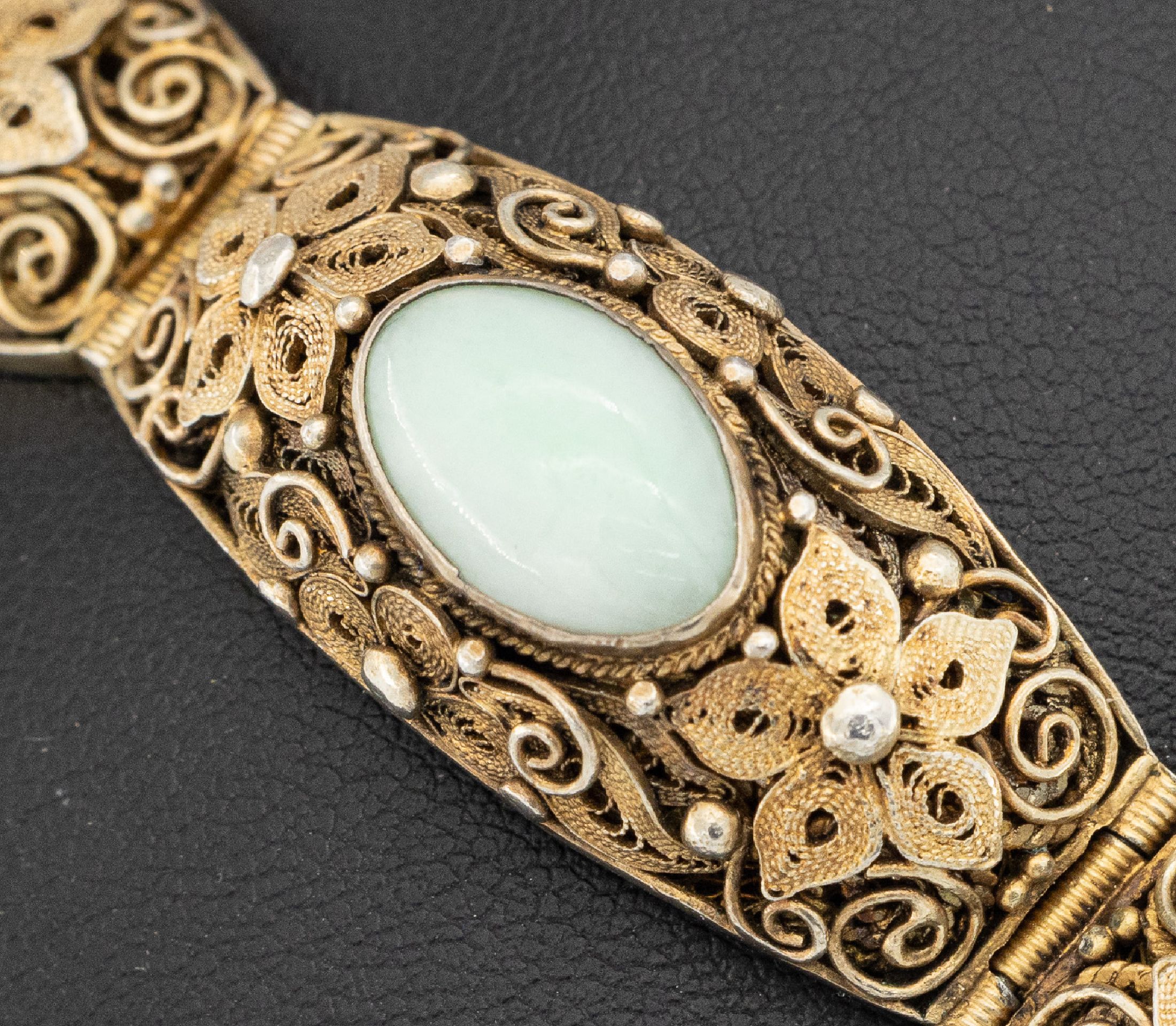 Detail a: Armband mit Jade, China 1930er Jahre, Silber, Filigranarbeit mit Granulaten, 5 Jadecabochons, Sicherheitskettchen, L. ca. 18 cm