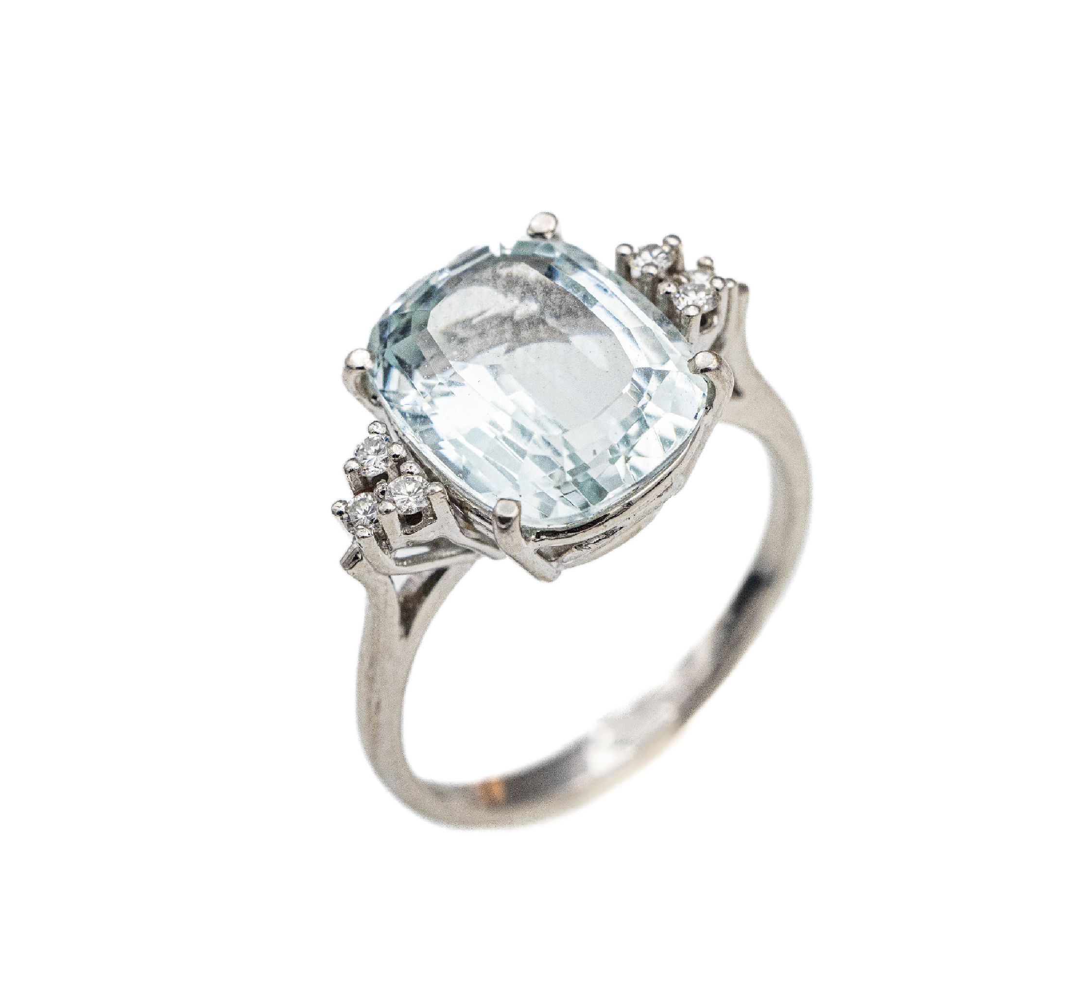 14 kt Gold Aquamarin-Brillant-Ring, WG 585/000, ovalfacett. Aquamarin ca. 4.00 ct, 6 Brillanten zus. ca. 0.12 ct Weiß/vs-si, total ca. 4.0 g, RW 52