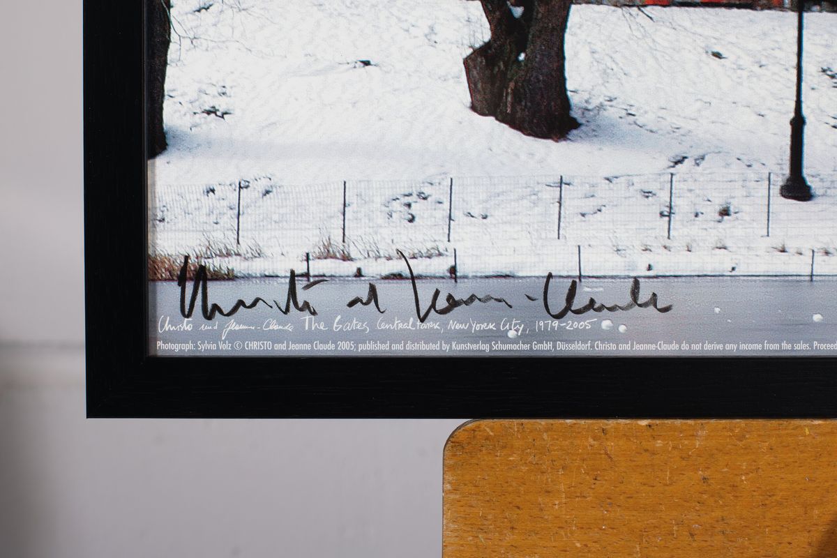 Detail a: Christo, 1930-2020, Offsetdruck auf dünnem Hochglanz-Karton, "The Gates", 2005, unten links handsign., Blattgr. 50x70 cm, R. 52x72 cm
